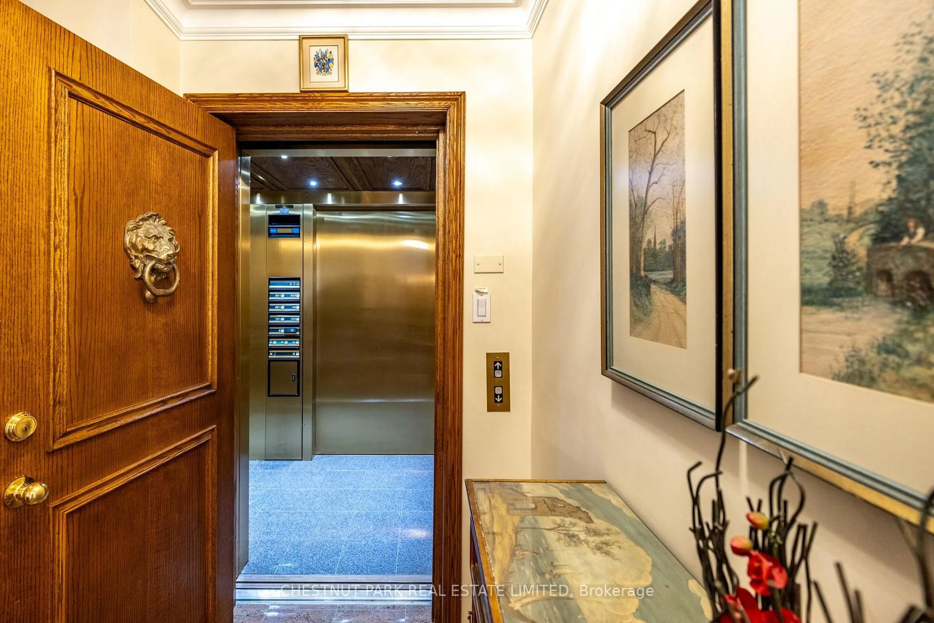 Indoor foyer for 2 Doncliffe Pl #102B, Toronto Ontario M4N 2R1