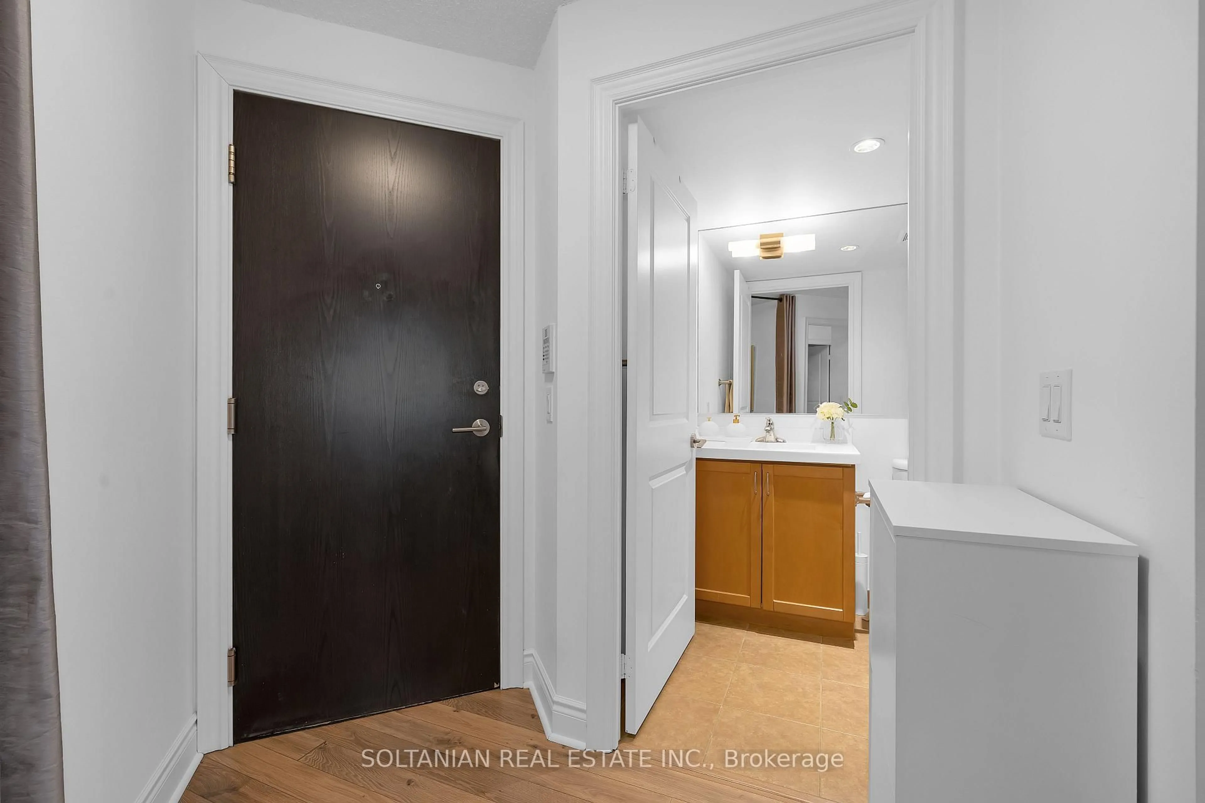 Indoor entryway for 500 Doris Ave #2029, Toronto Ontario M2N 0C1