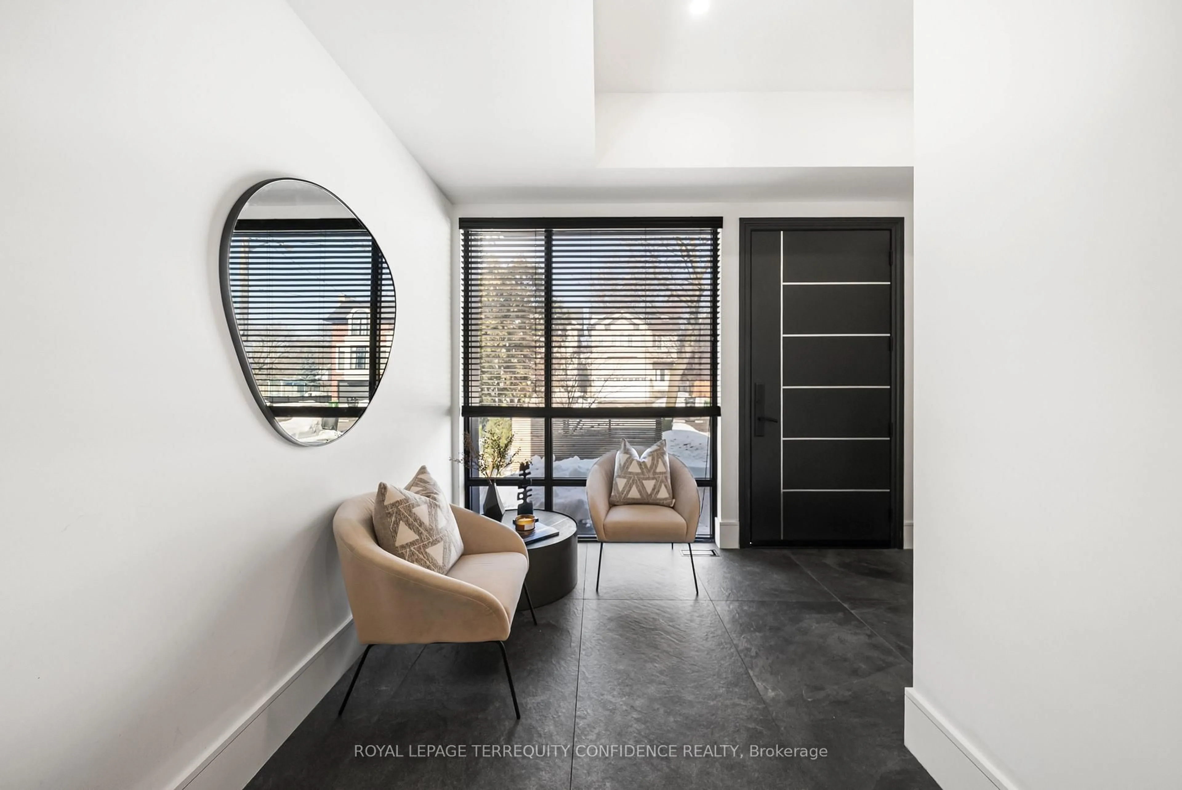 Indoor entryway for 299 Hounslow Ave, Toronto Ontario M2R 1H4