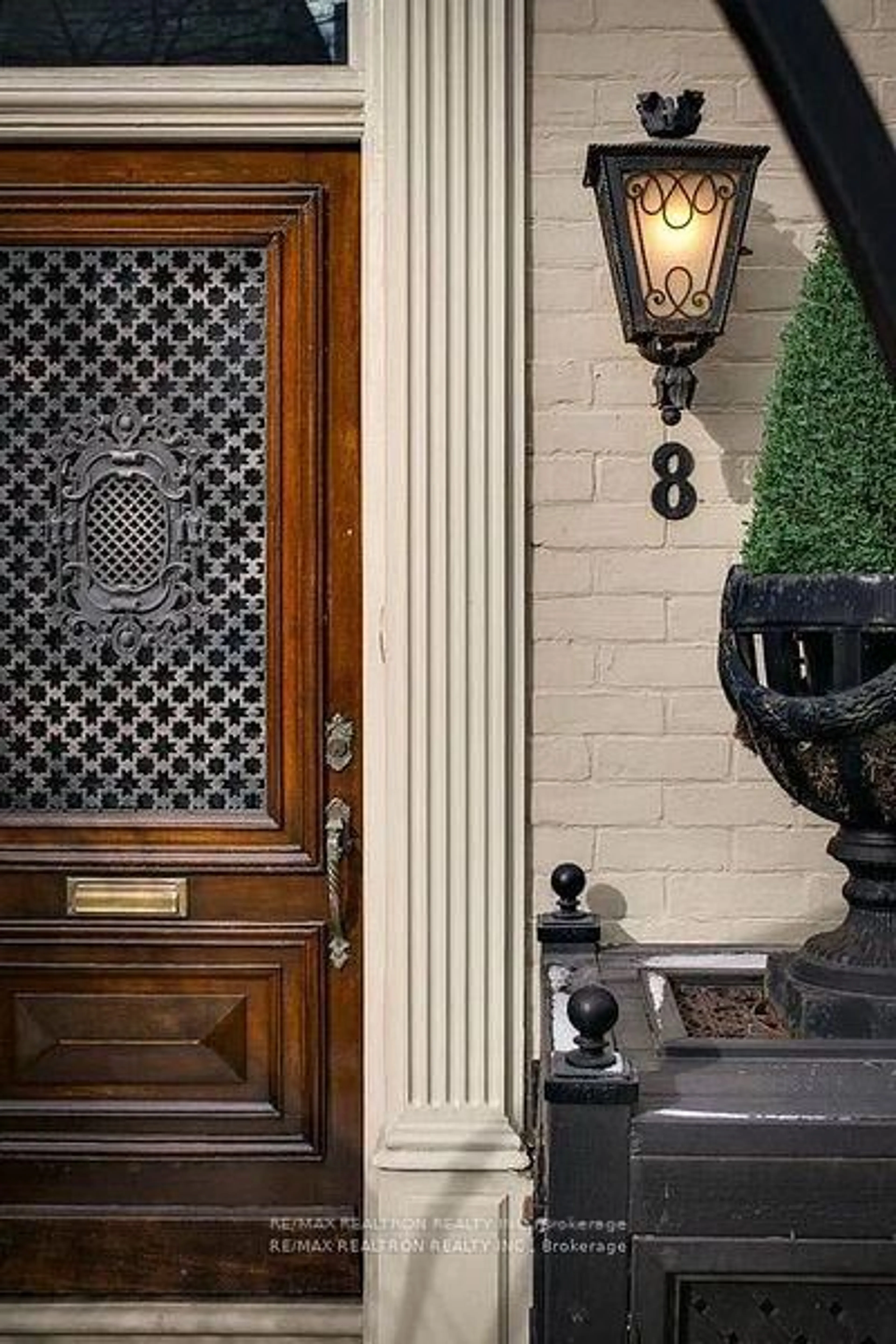 Indoor entryway for 8 Belmont St, Toronto Ontario M5R 1P8