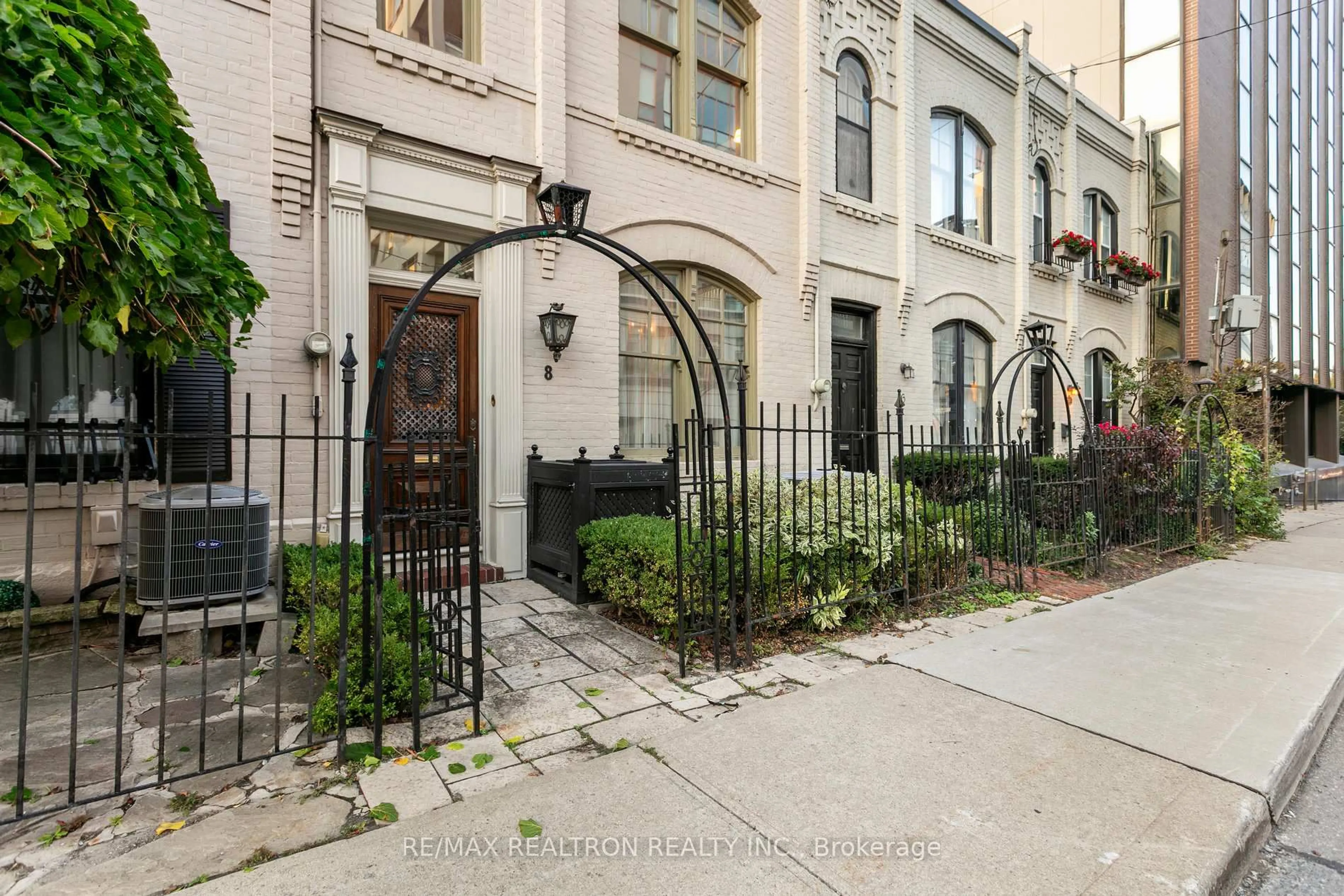 Patio, street for 8 Belmont St, Toronto Ontario M5R 1P8