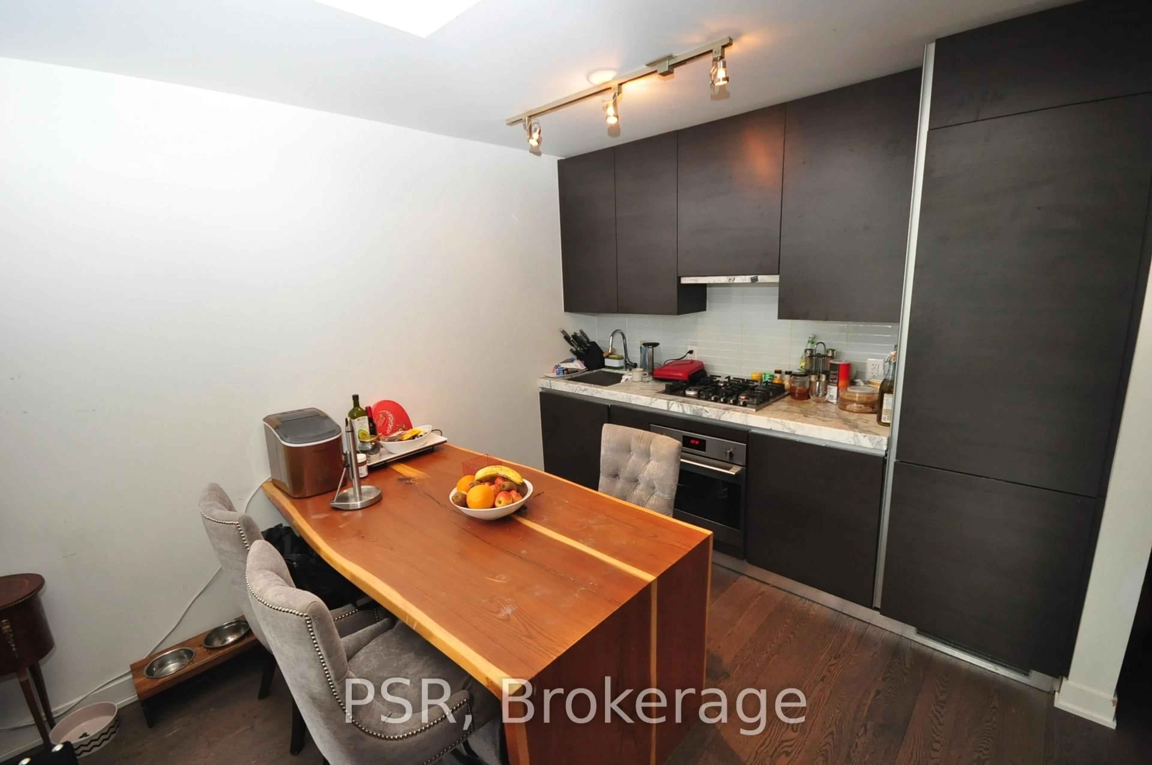 Standard kitchen, wood/laminate floor for 629 King St #1009, Toronto Ontario M5V 0G9