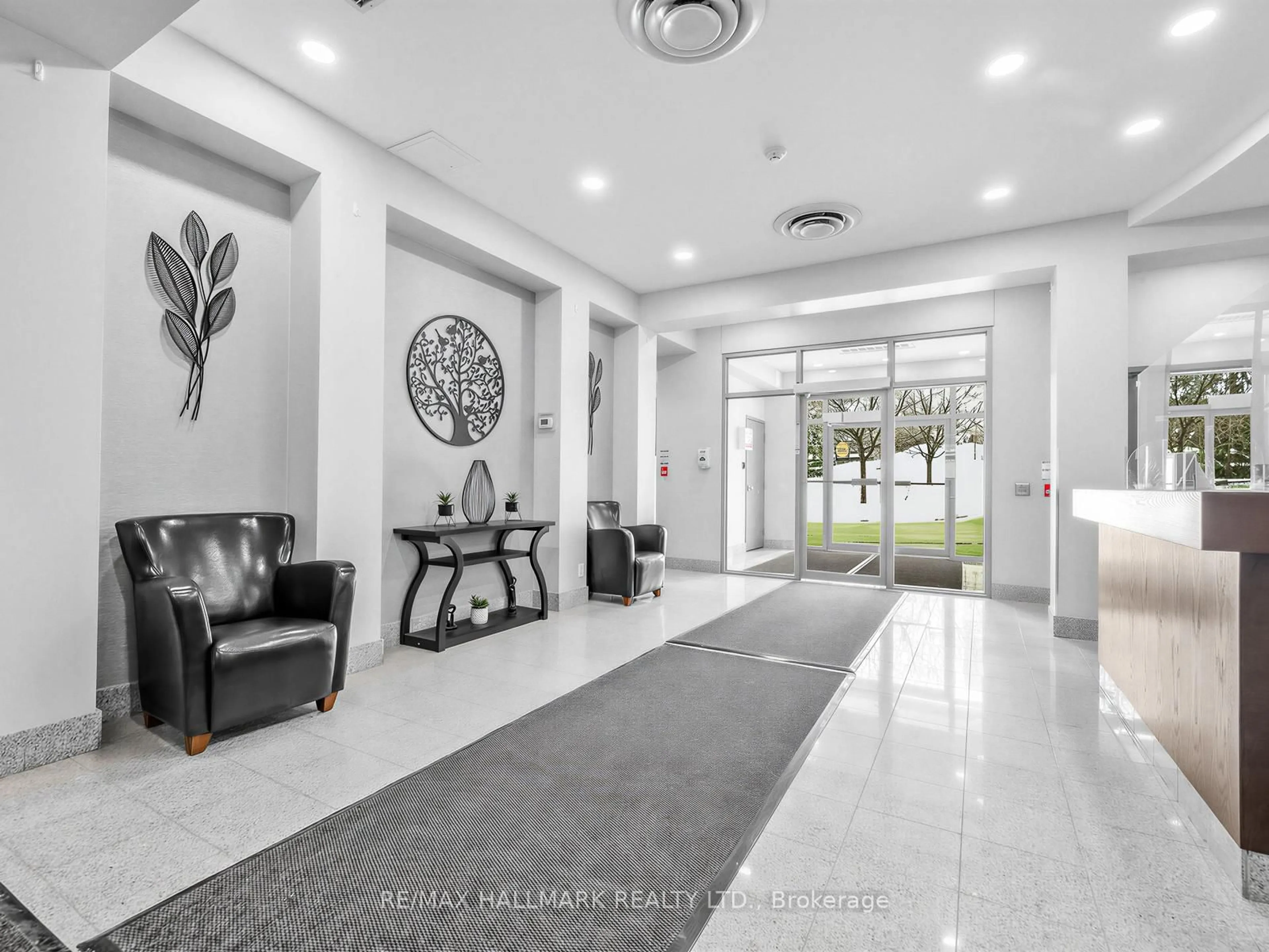 Indoor foyer for 1730 Eglinton Ave #211, Toronto Ontario M4A 1J7