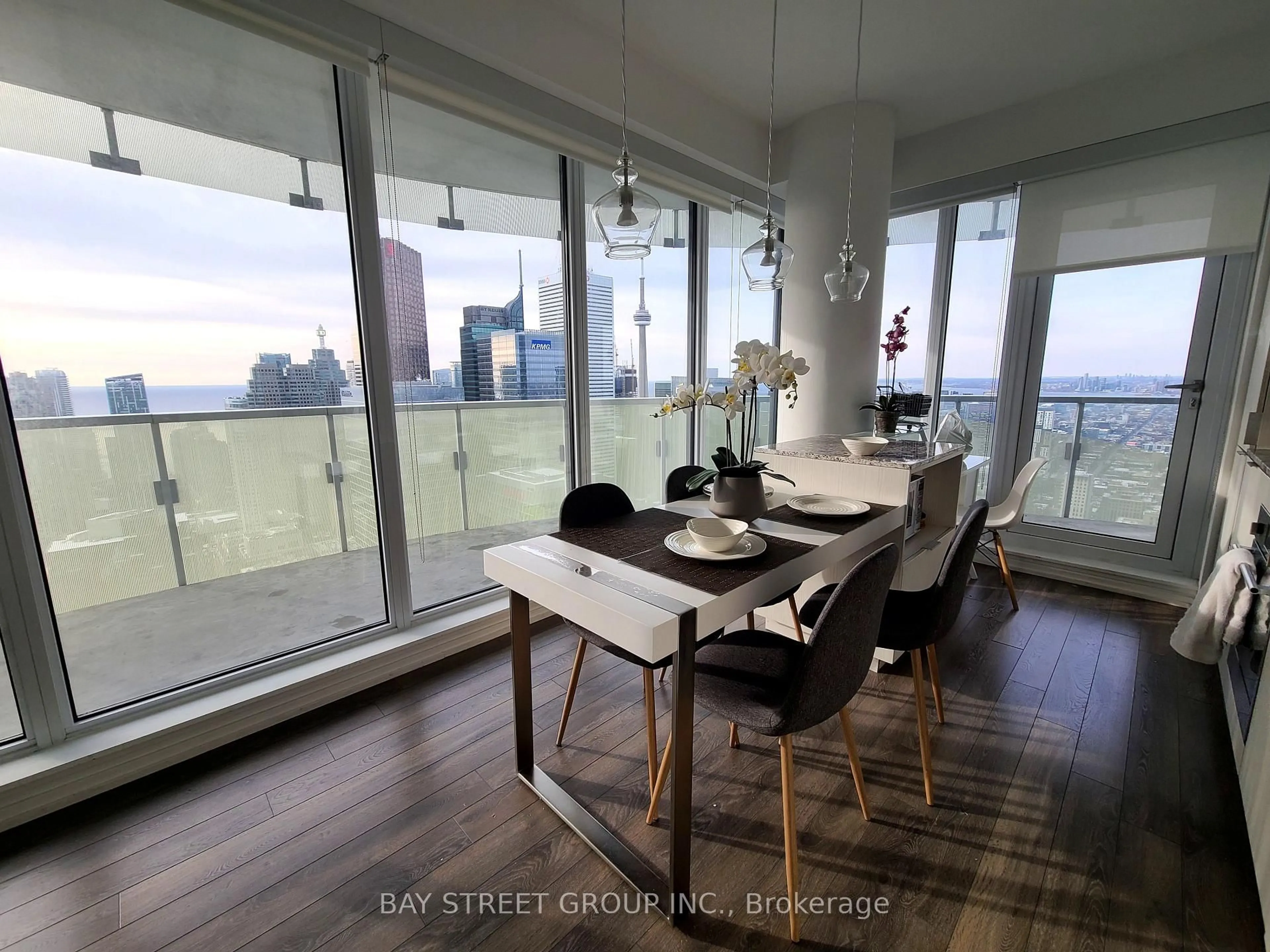 Dining room, wood/laminate floor for 197 Yonge St #5709, Toronto Ontario M5B 0C1