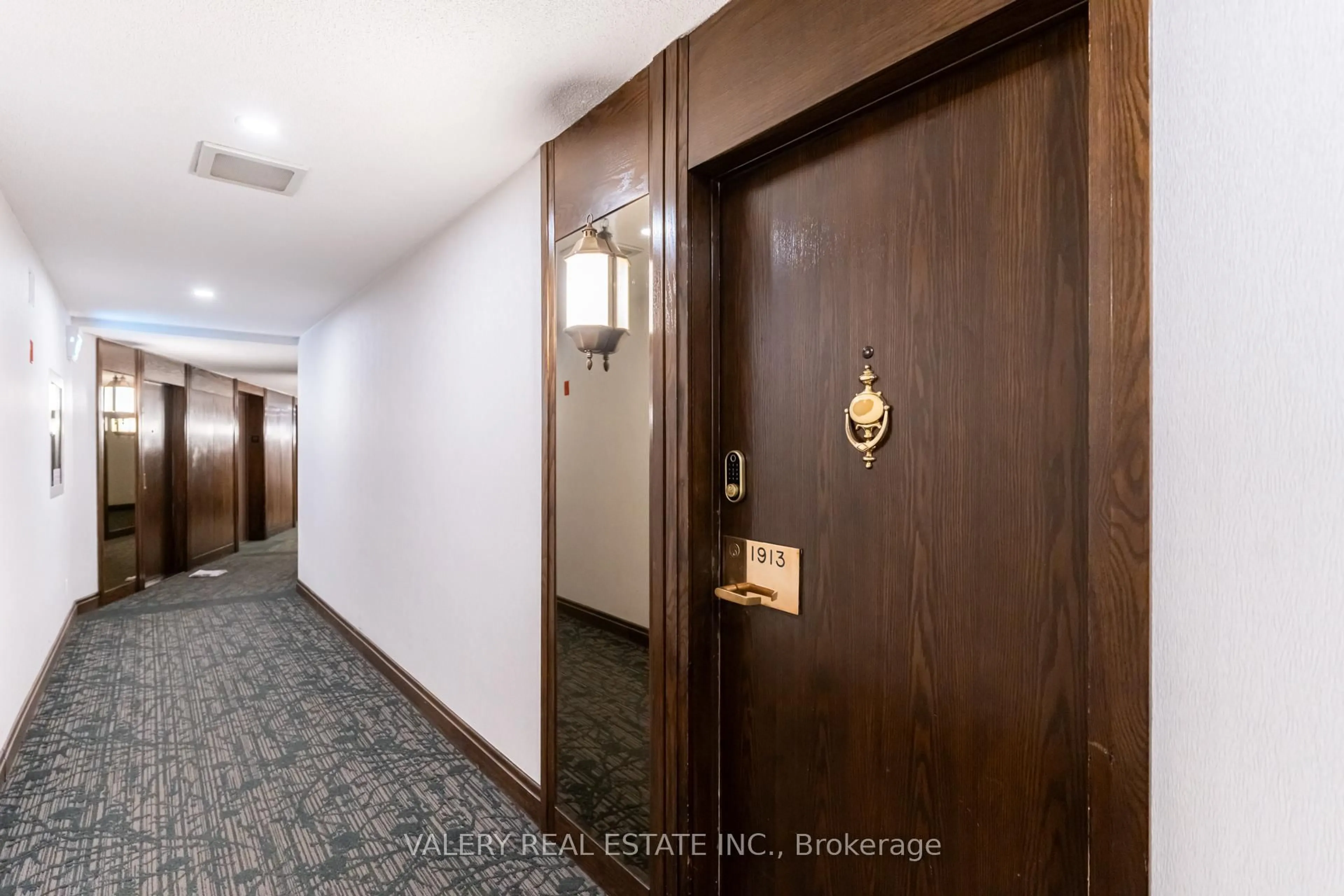 Indoor foyer for 55 Harbour Sq #1913, Toronto Ontario M5J 2L1