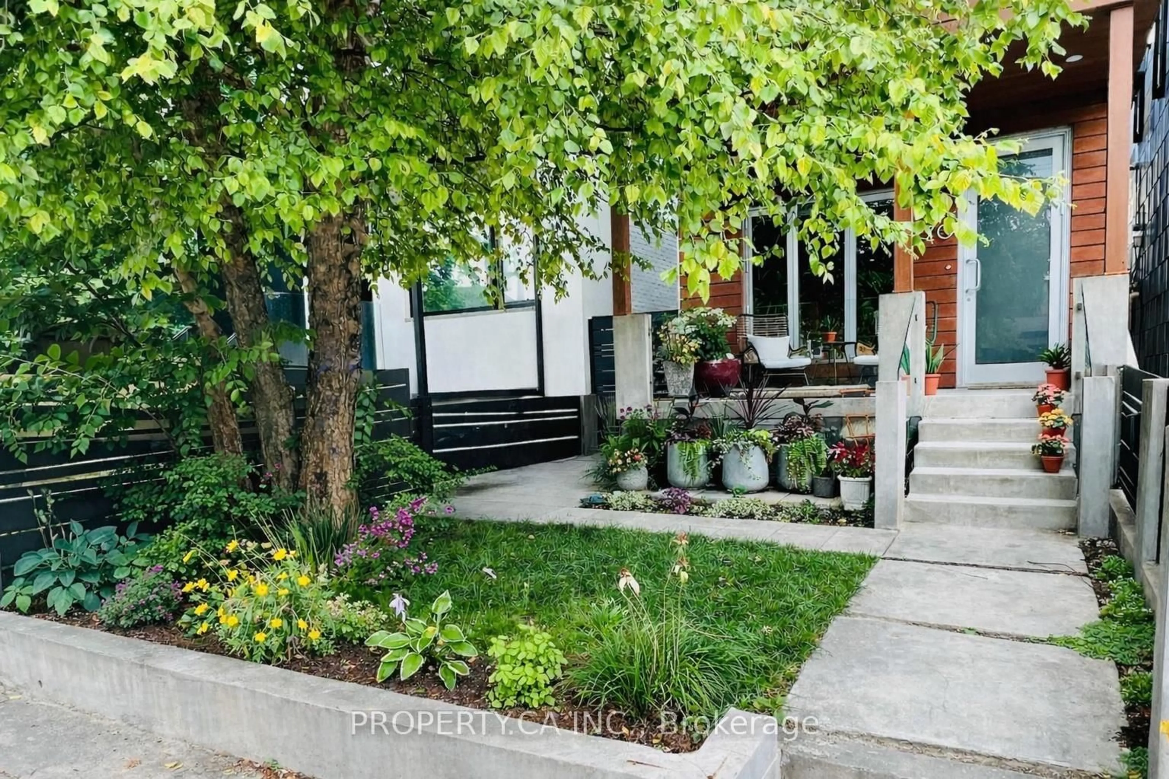 Patio, street for 270 Euclid Ave, Toronto Ontario M6J 2K2
