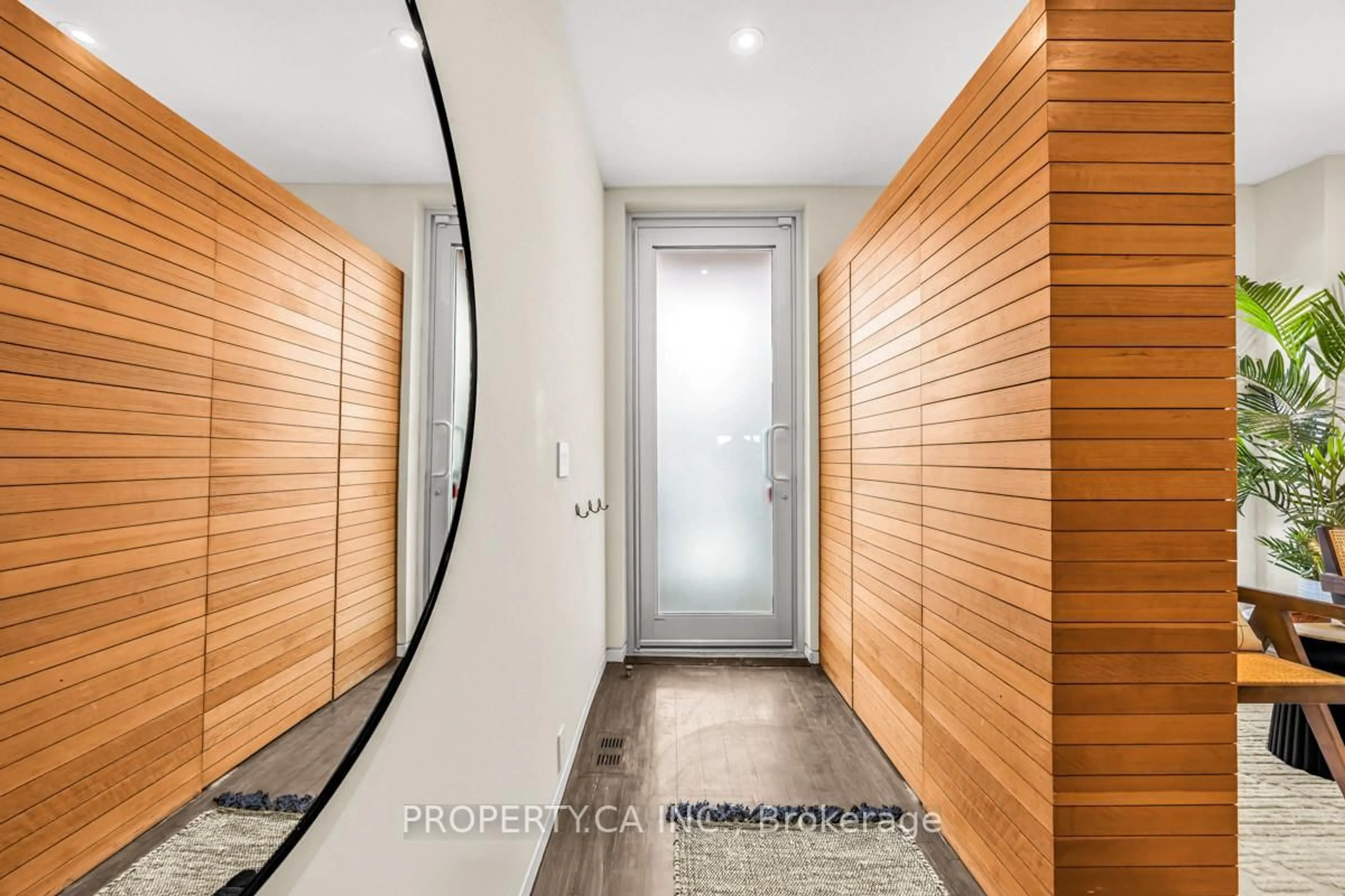 Indoor foyer for 270 Euclid Ave, Toronto Ontario M6J 2K2
