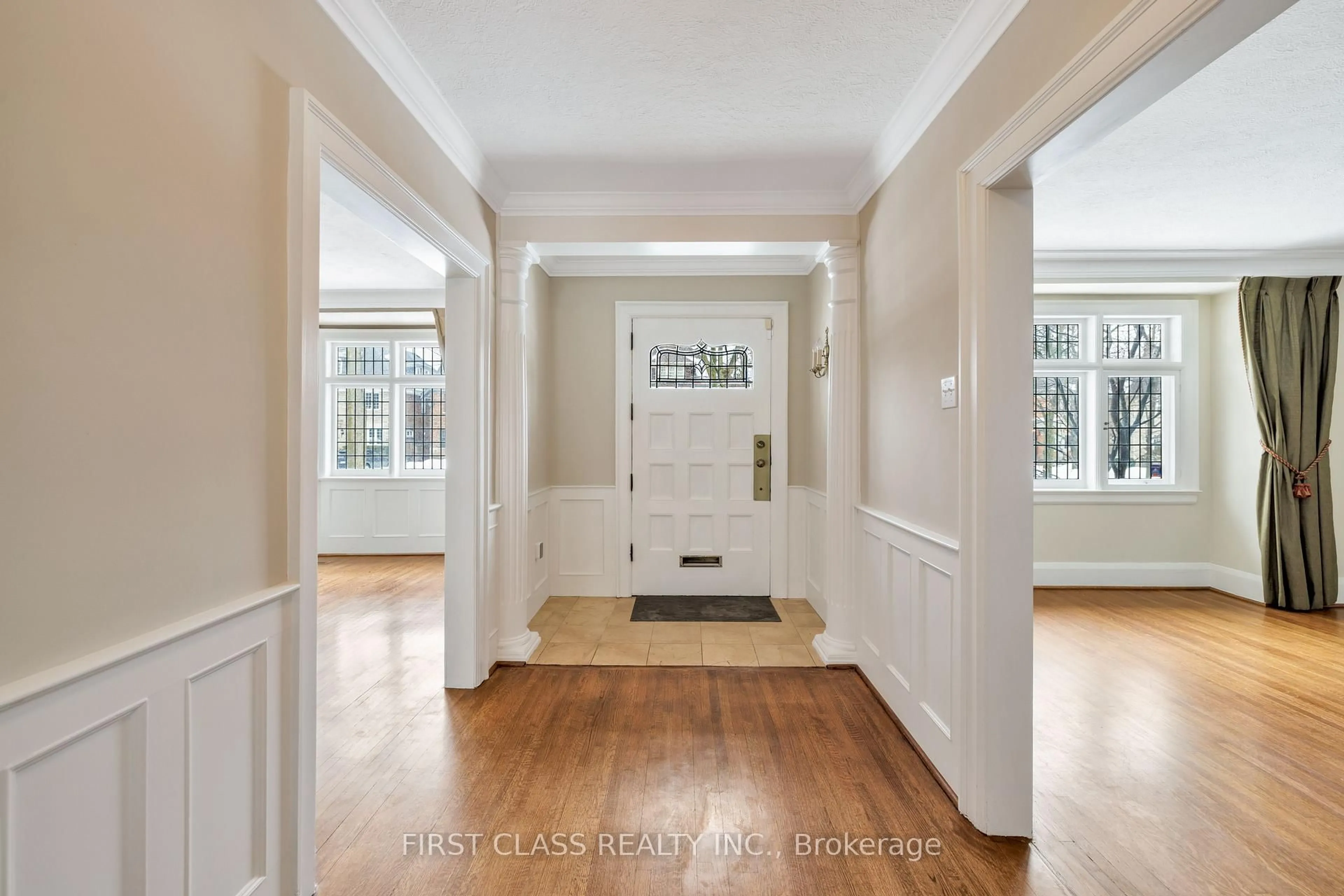 Indoor entryway for 80 Douglas Dr, Toronto Ontario M4W 2B4