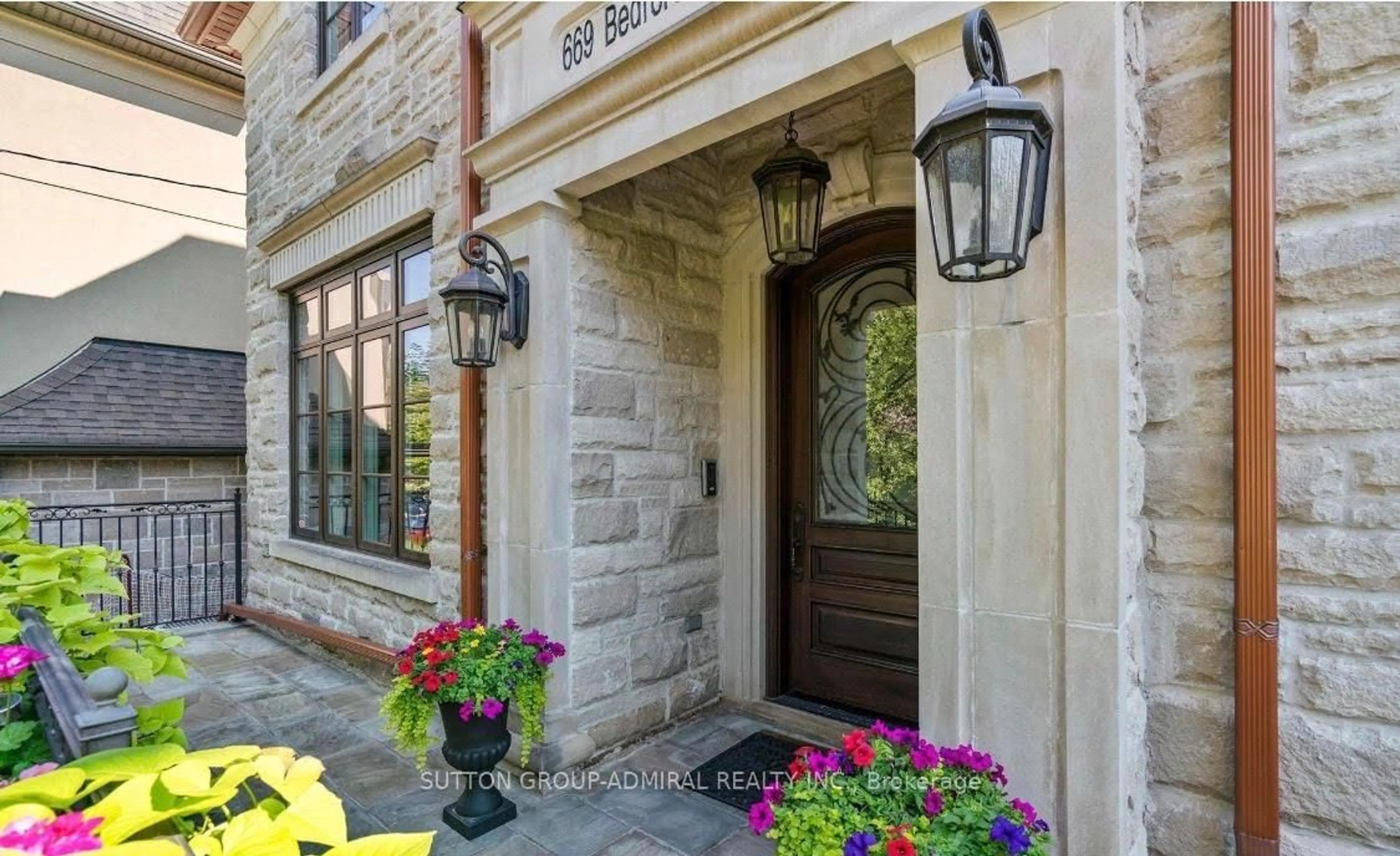 Indoor entryway for 669 Bedford Park Ave, Toronto Ontario M5M 1K4