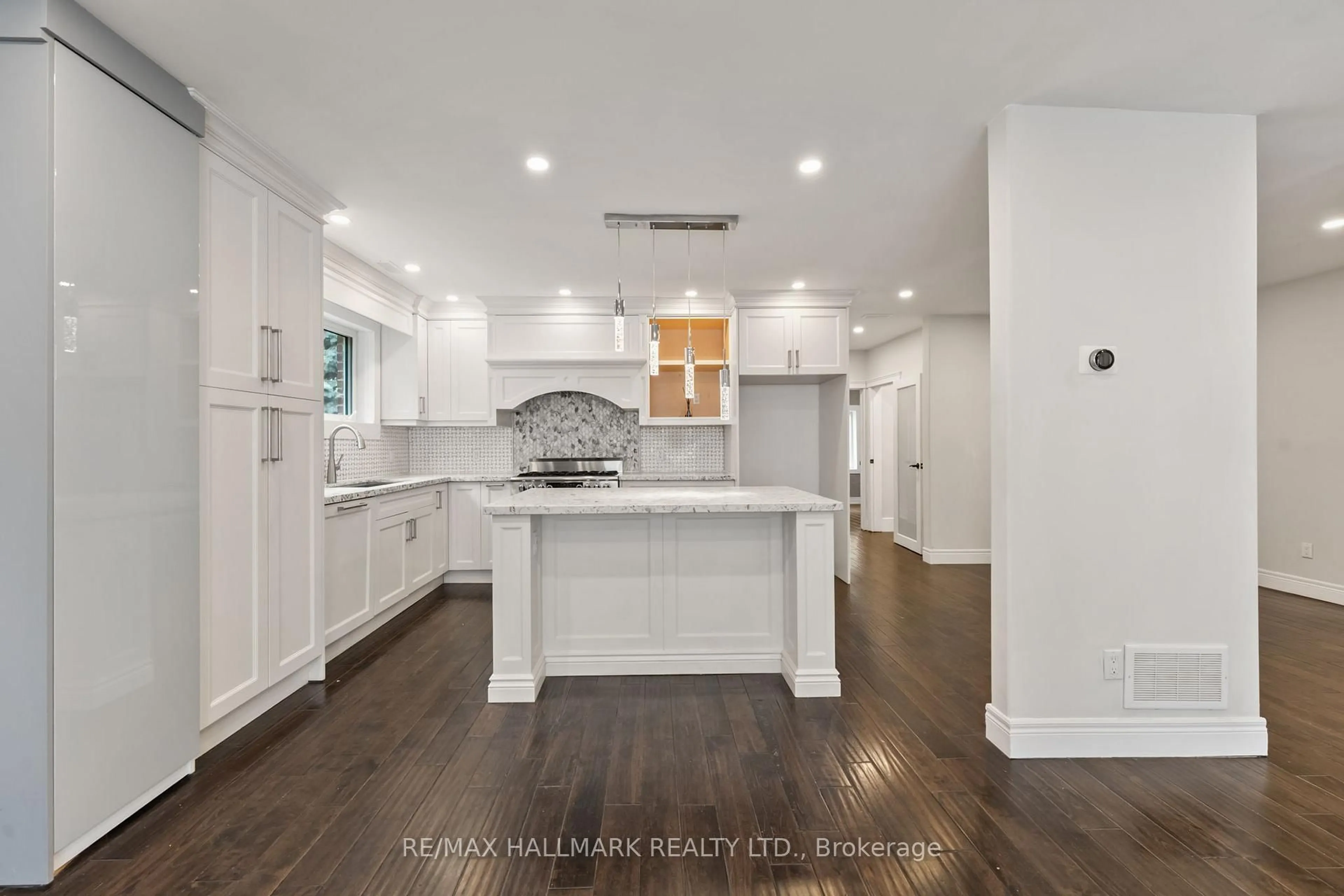 Open concept kitchen, ceramic/tile floor for 21 King High Ave, Toronto Ontario M3H 3A8