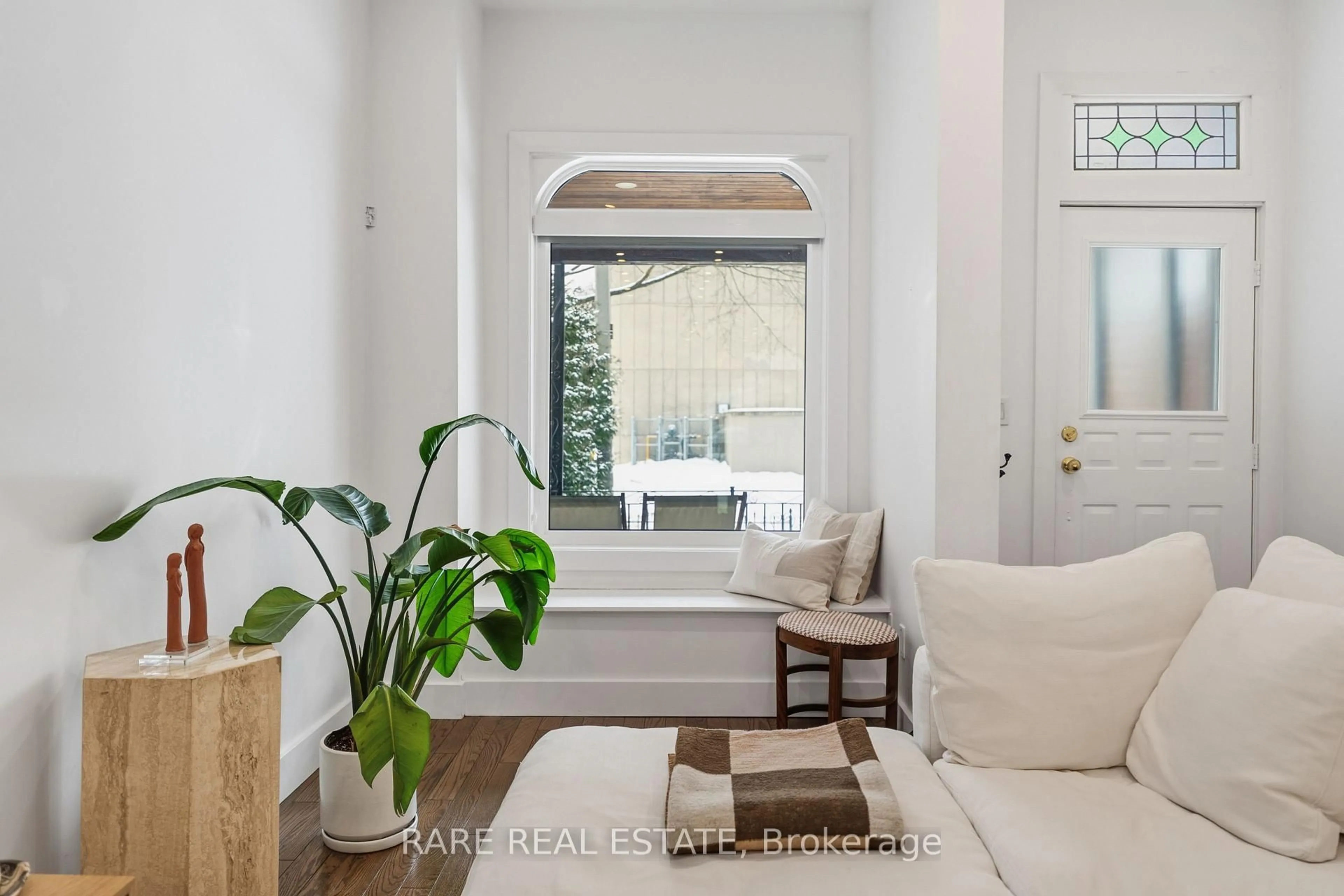 Indoor entryway for 223 1/2 Borden St, Toronto Ontario M5S 2N5