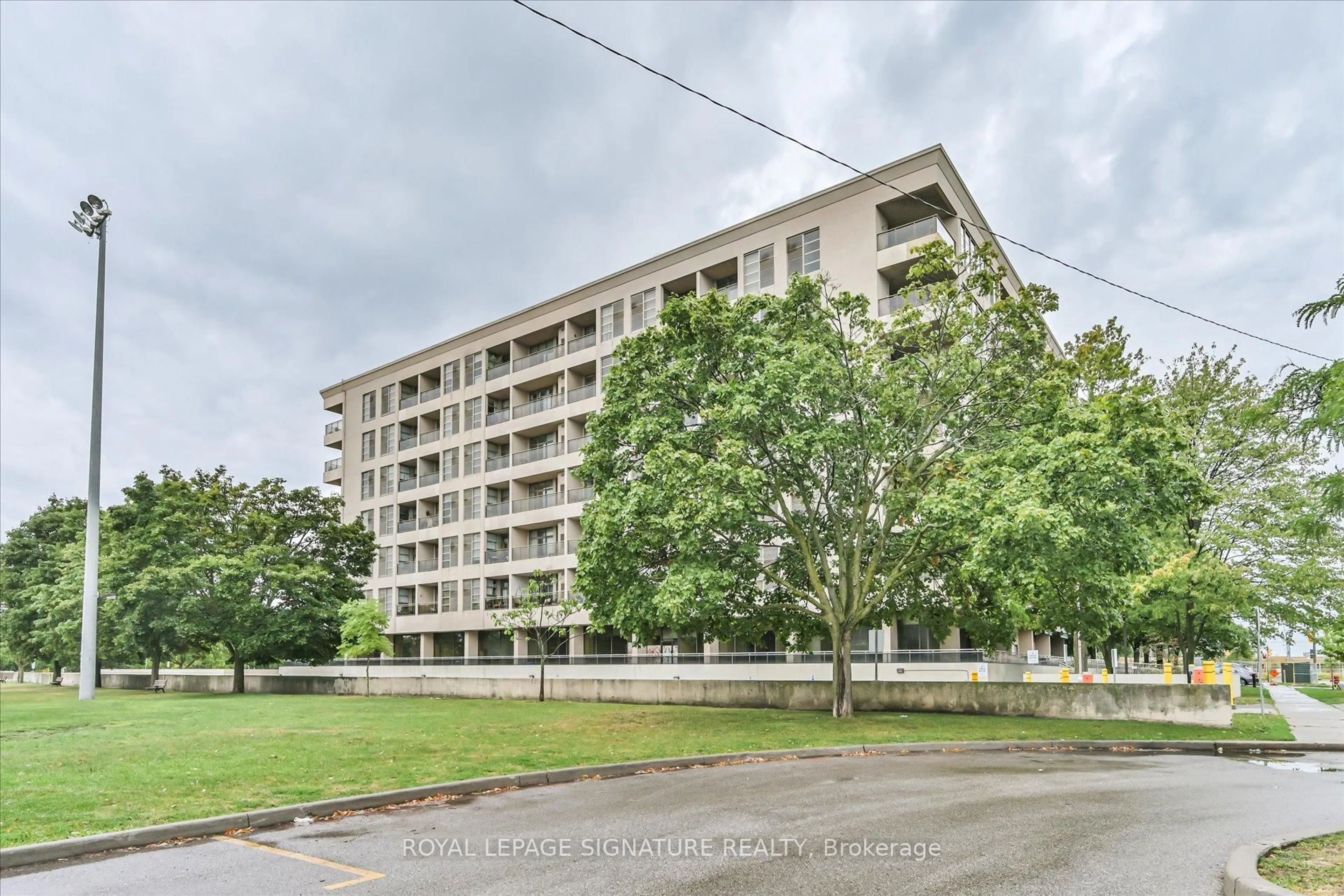 A pic from outside/outdoor area/front of a property/back of a property/a pic from drone, unknown for 1 Leaside Park Dr #709, Toronto Ontario M4H 1R1