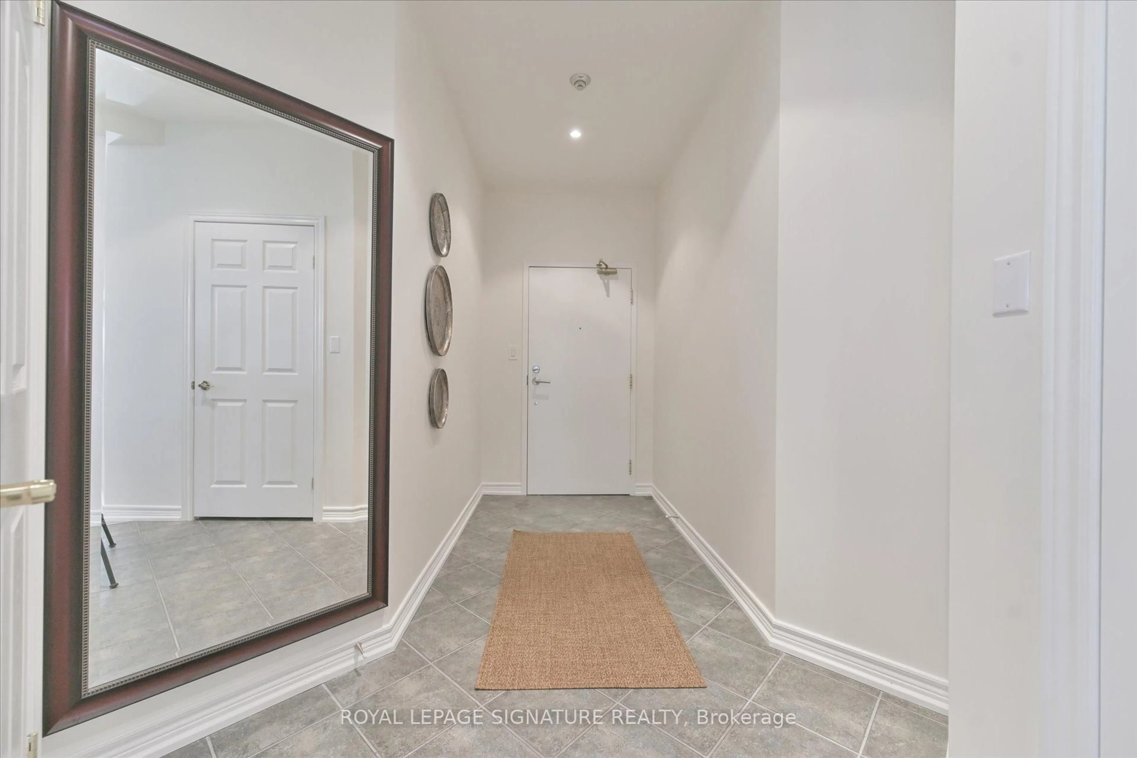 Indoor entryway for 1 Leaside Park Dr #709, Toronto Ontario M4H 1R1