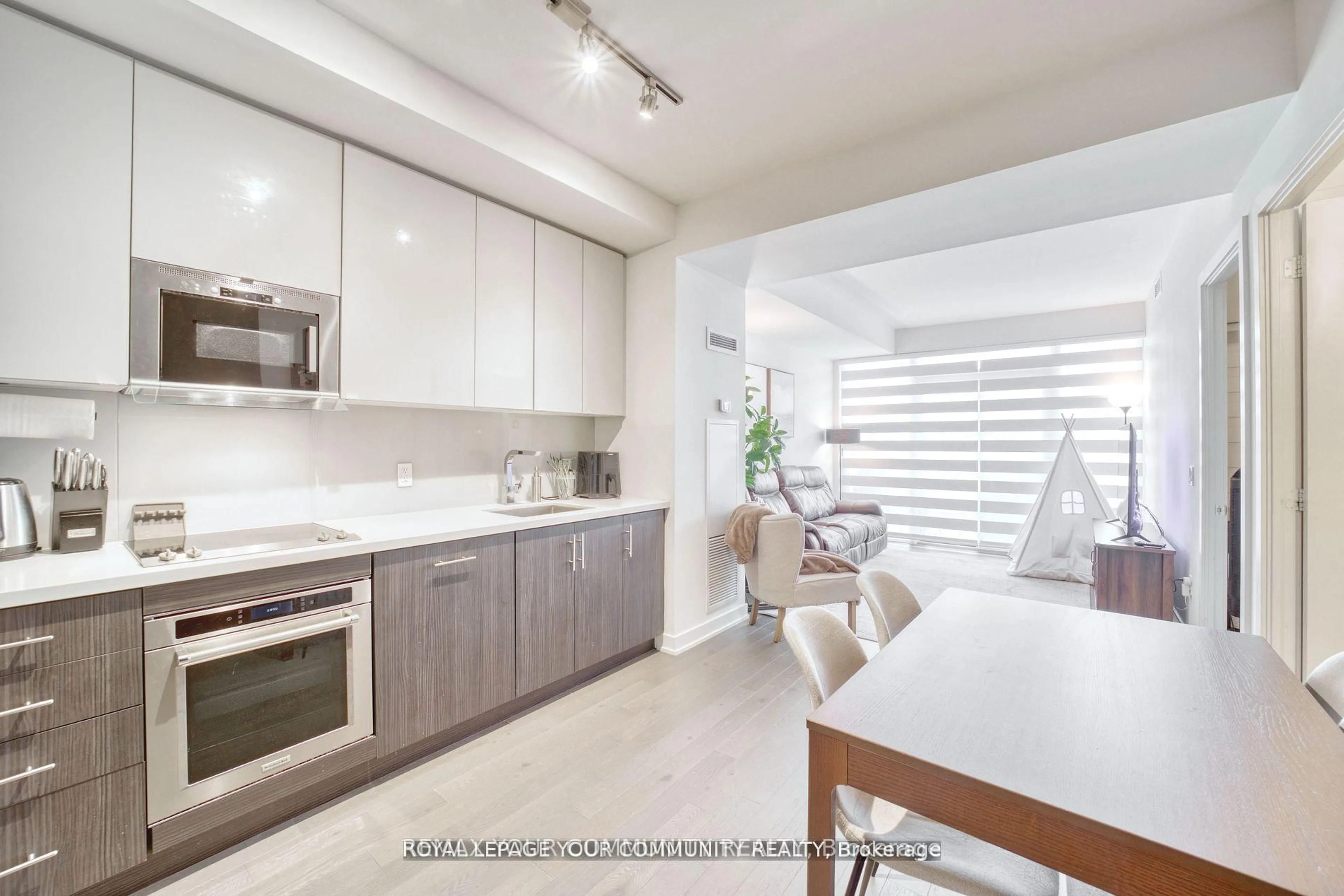 Open concept kitchen, ceramic/tile floor for 330 Richmond St #1711, Toronto Ontario M5V 1X2