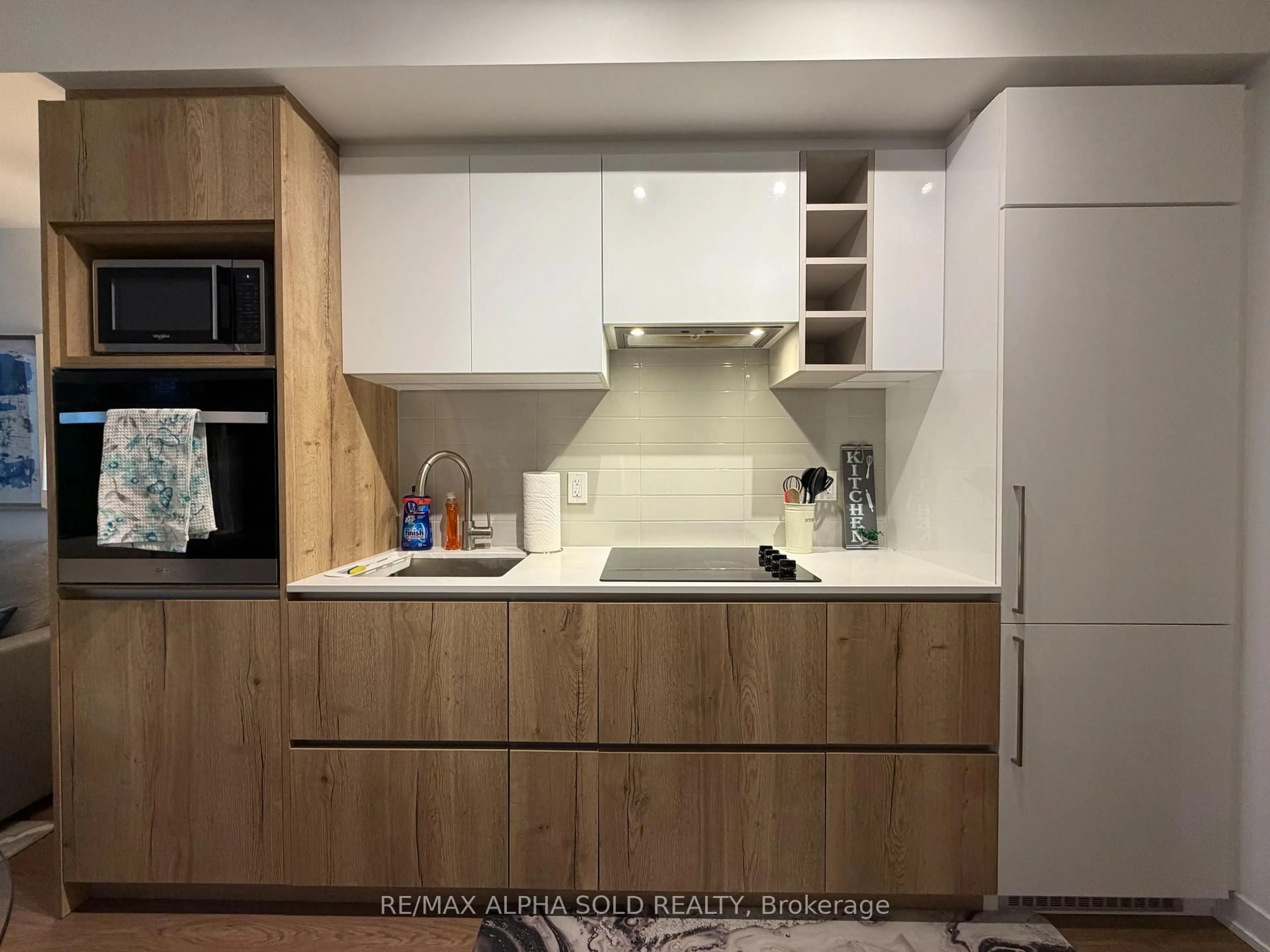 Standard kitchen, wood/laminate floor for 319 Jarvis St #4808, Toronto Ontario M5B 0C8
