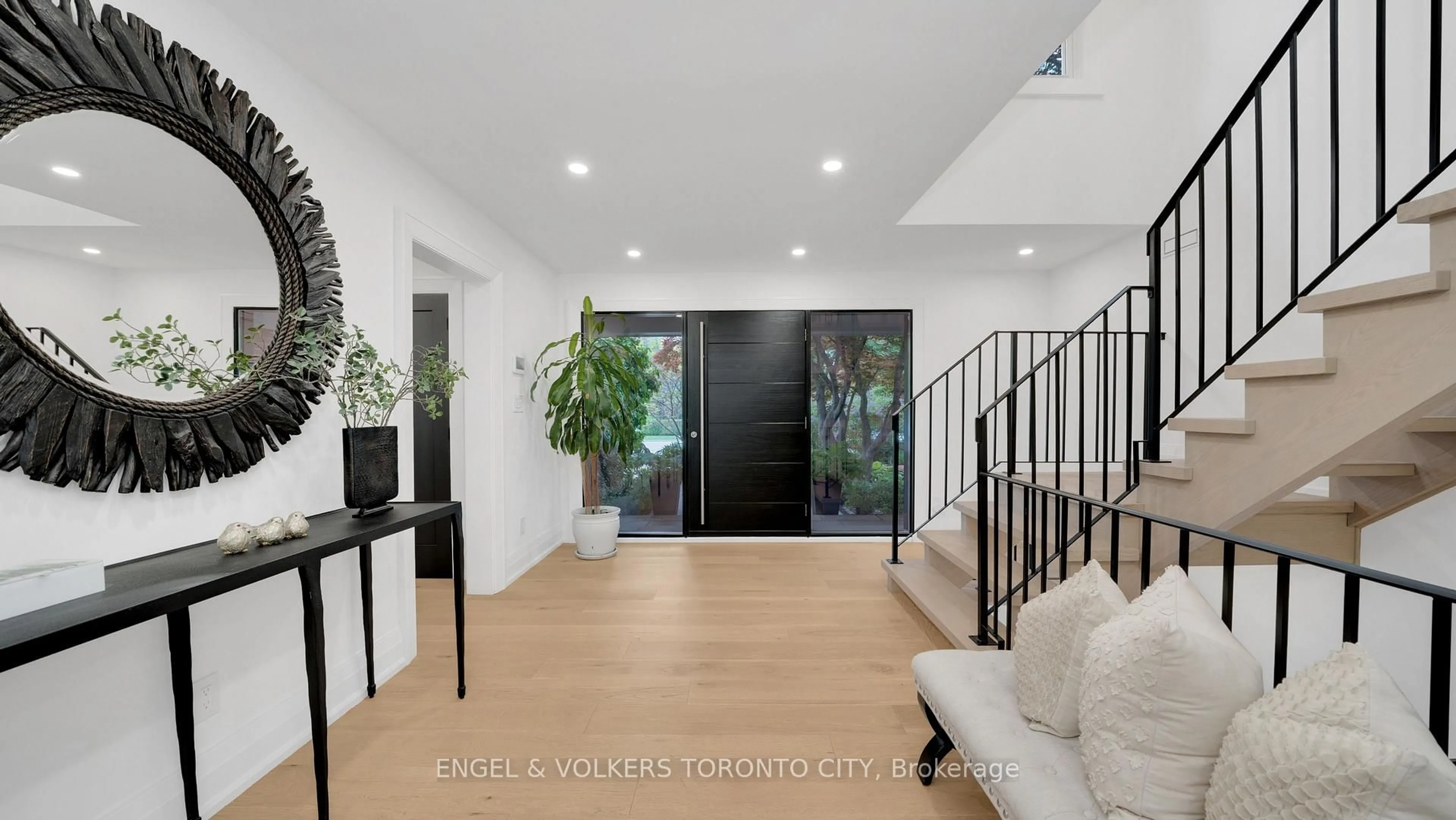Indoor entryway for 15 Silvergrove Rd, Toronto Ontario M5L 2N5