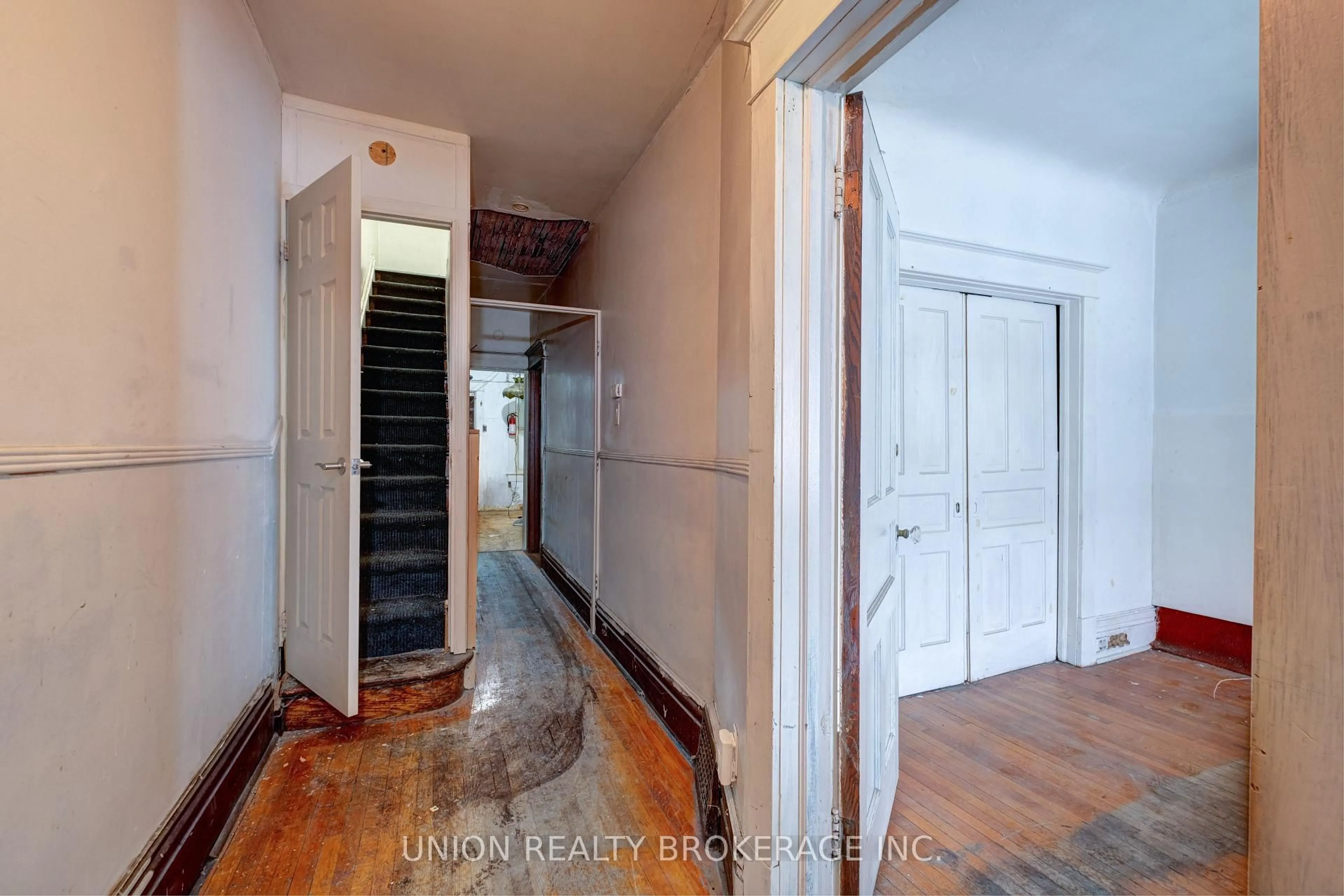 Indoor foyer for 697 Manning Ave, Toronto Ontario M6G 2W3