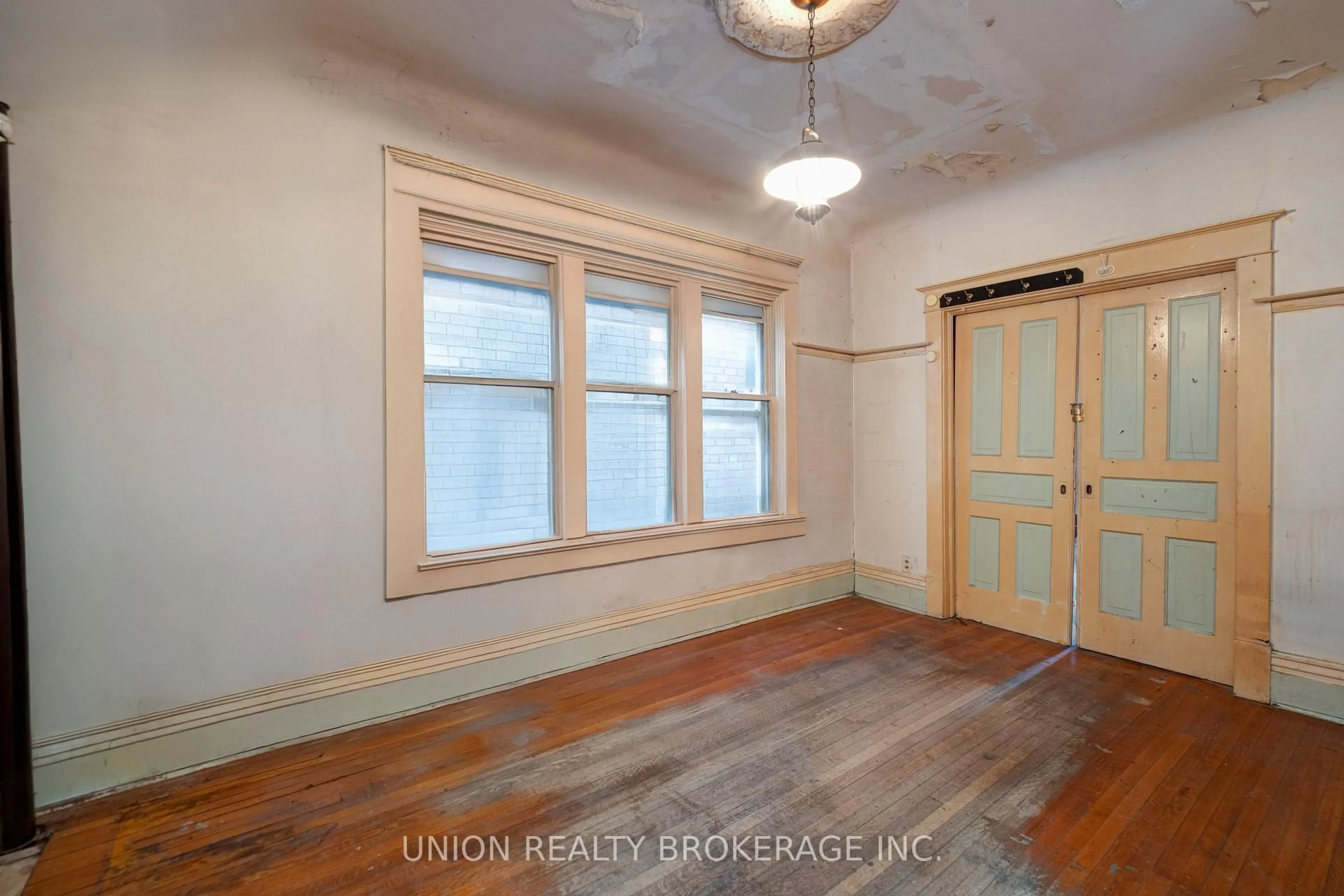 A pic of a room for 697 Manning Ave, Toronto Ontario M6G 2W3