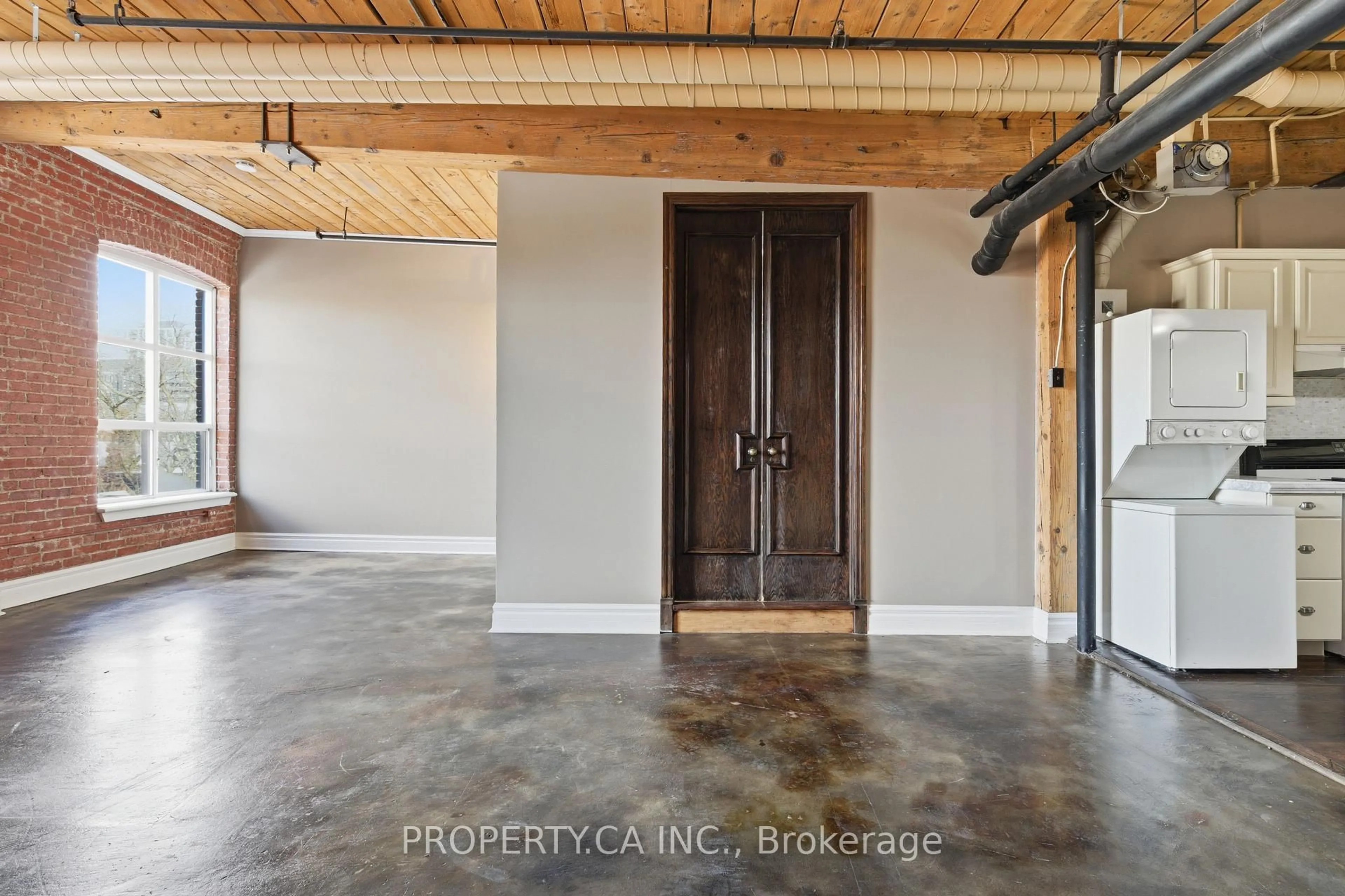 Indoor entryway for 426 Queen St #405, Toronto Ontario M5A 1T4