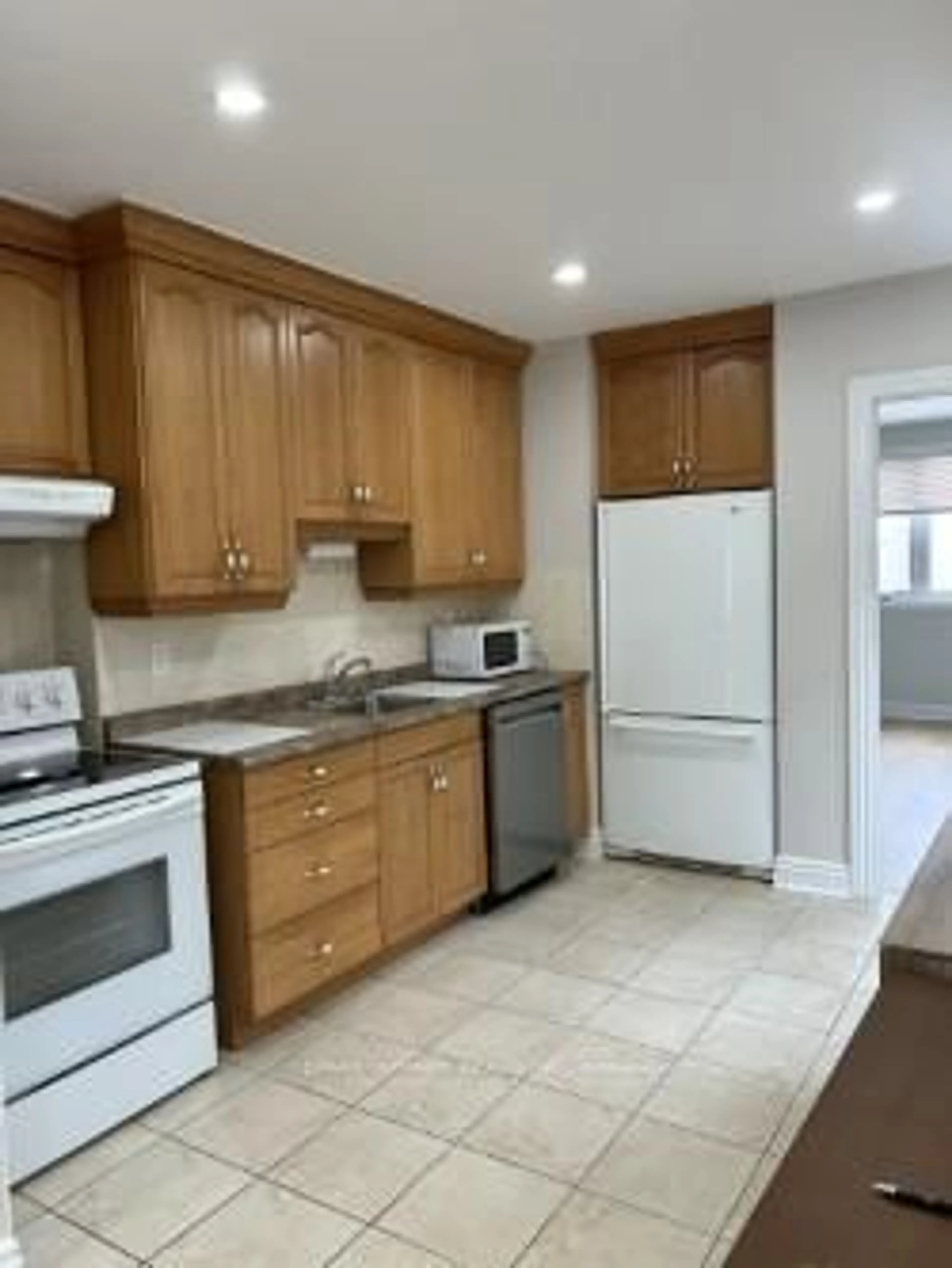 Standard kitchen, unknown for 33 Shannon St, Toronto Ontario M6J 2E6