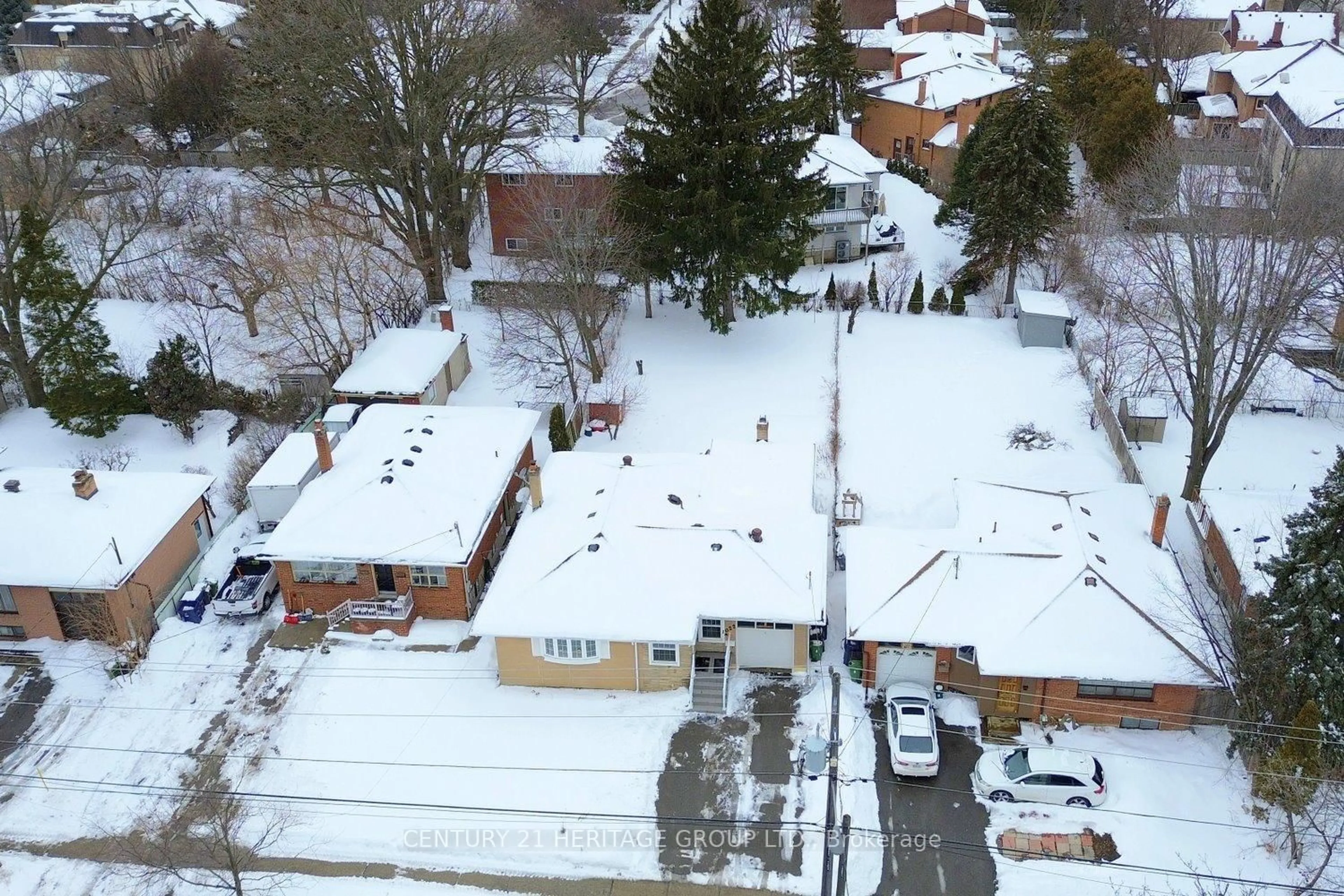 A pic from outside/outdoor area/front of a property/back of a property/a pic from drone, street for 1022 Willowdale Ave, Toronto Ontario M2M 3E1