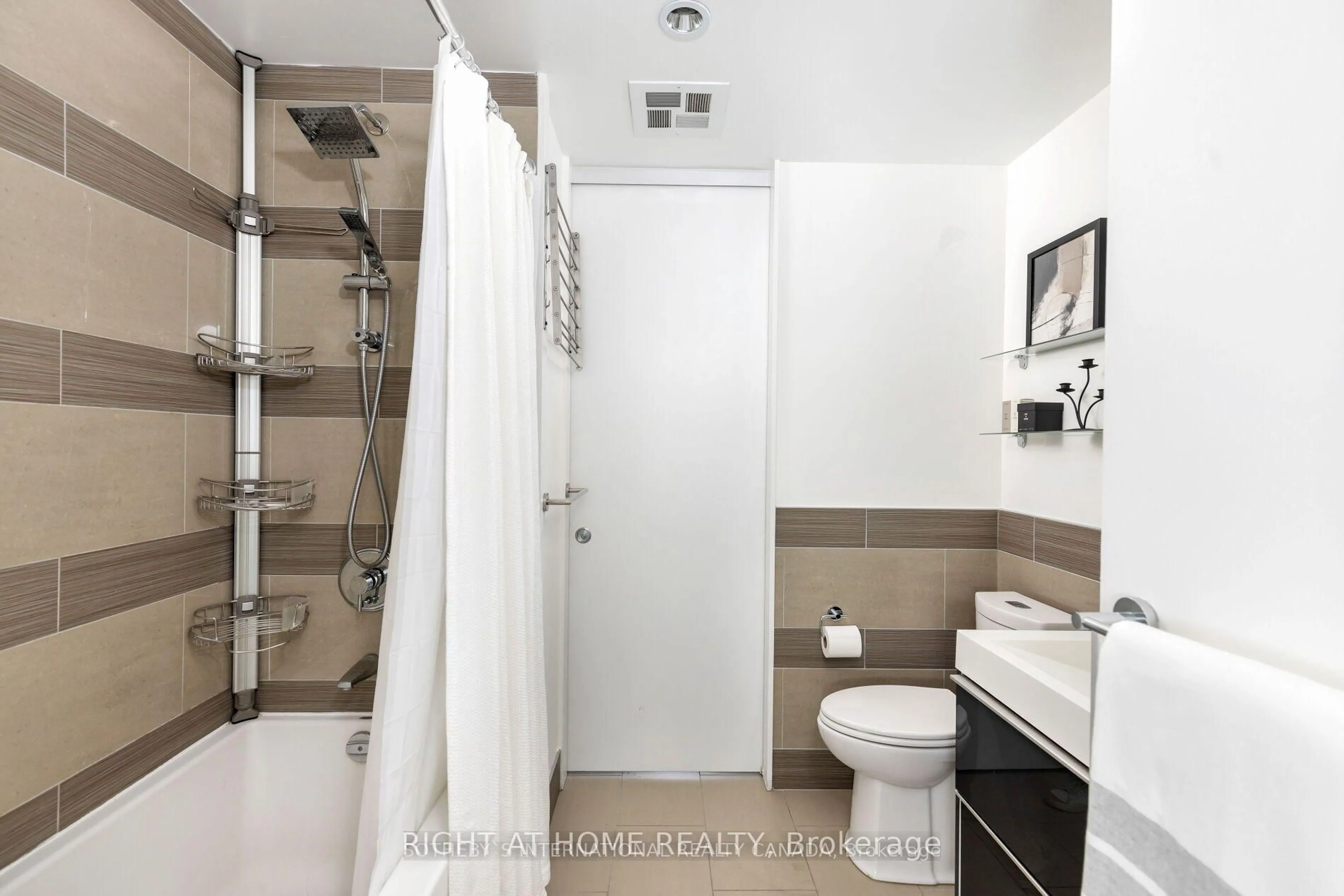 Standard bathroom, ceramic/tile floor for 390 Cherry St #1405, Toronto Ontario M5A 0E2