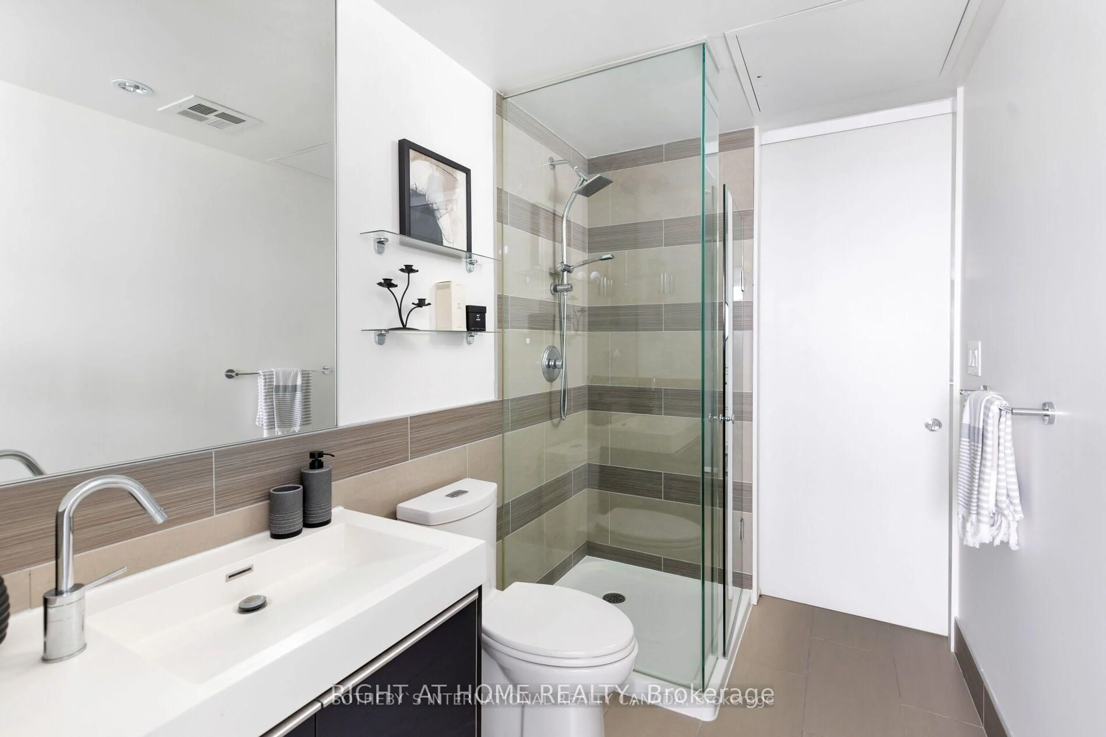 Standard bathroom, ceramic/tile floor for 390 Cherry St #1405, Toronto Ontario M5A 0E2