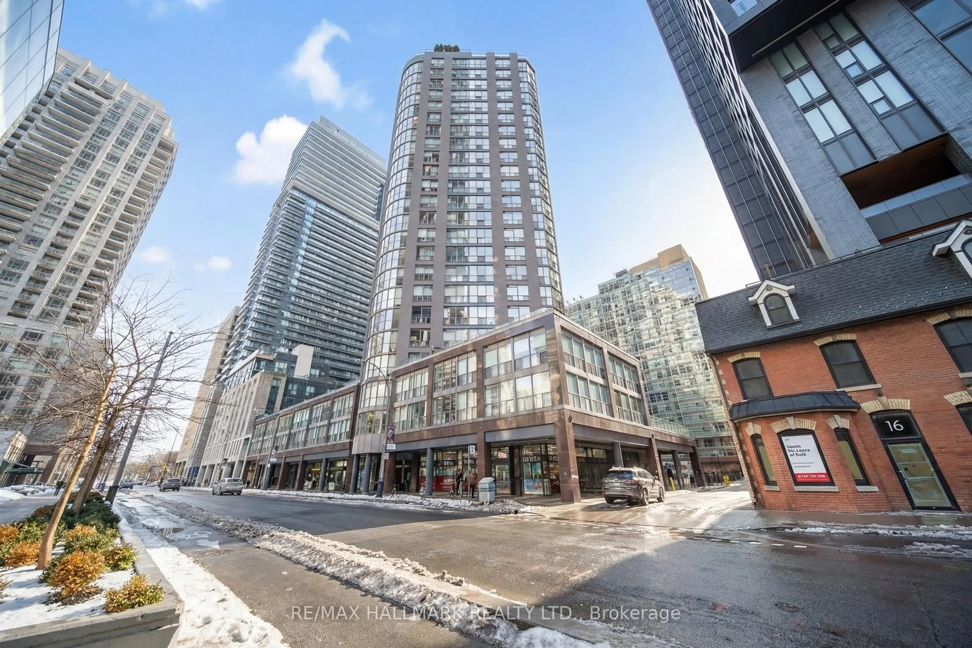 Patio, street for 24 Wellesley St #613, Toronto Ontario M4Y 2X6