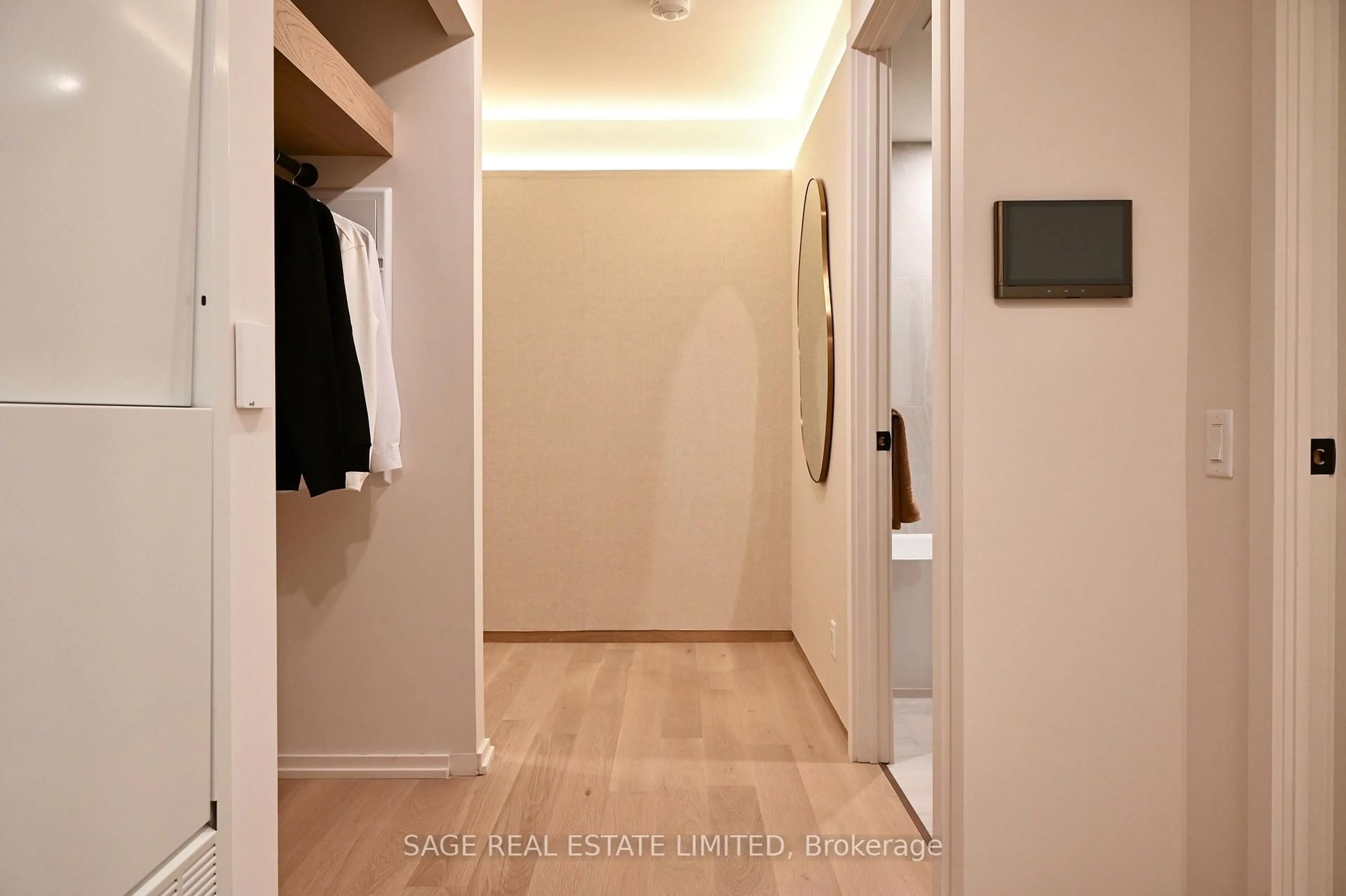 Indoor entryway for 109 Erskine Ave #101, Toronto Ontario M4P 1Y5