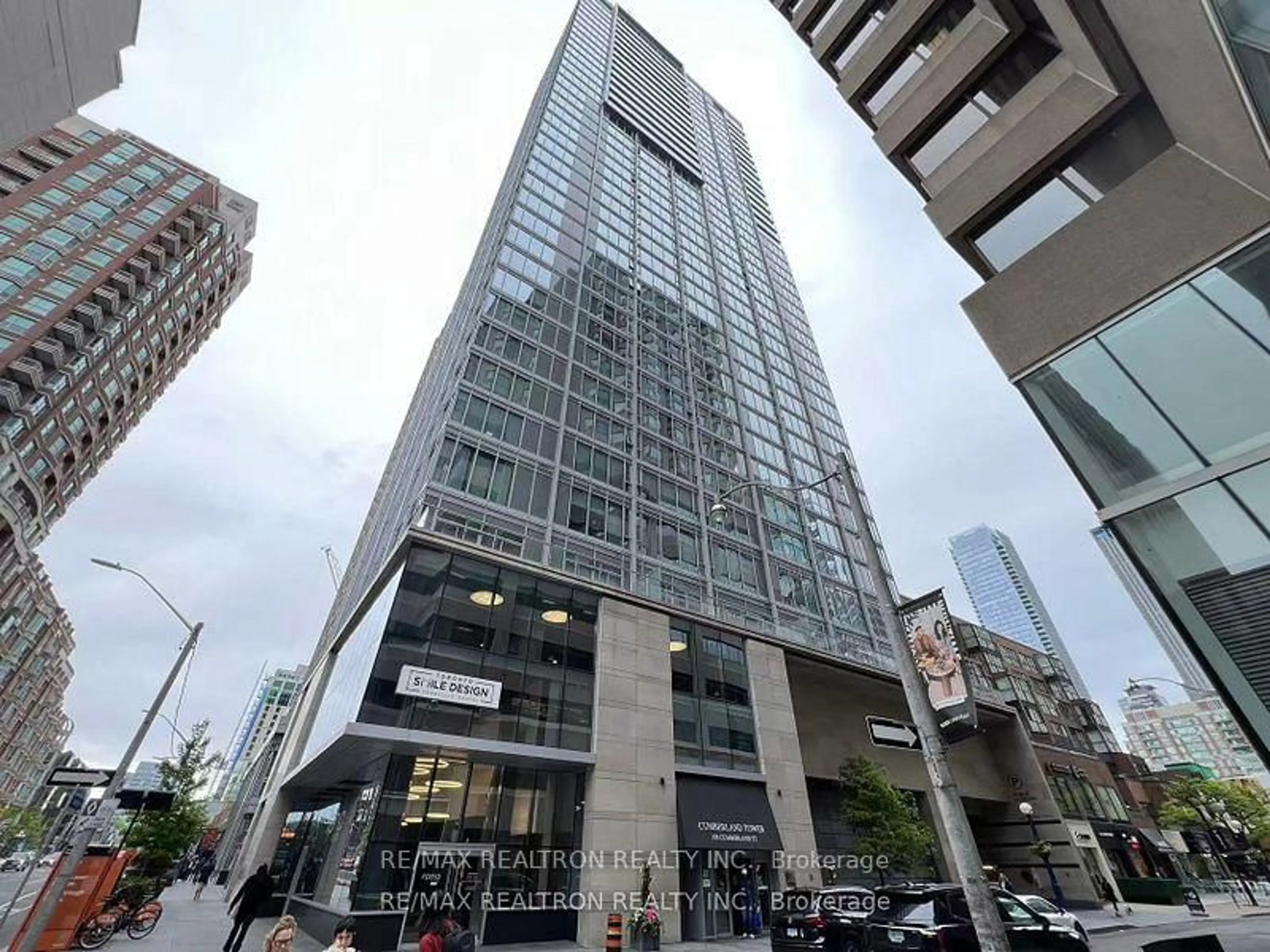 Indoor foyer for 188 Cumberland St #1506, Toronto Ontario M5R 2G3