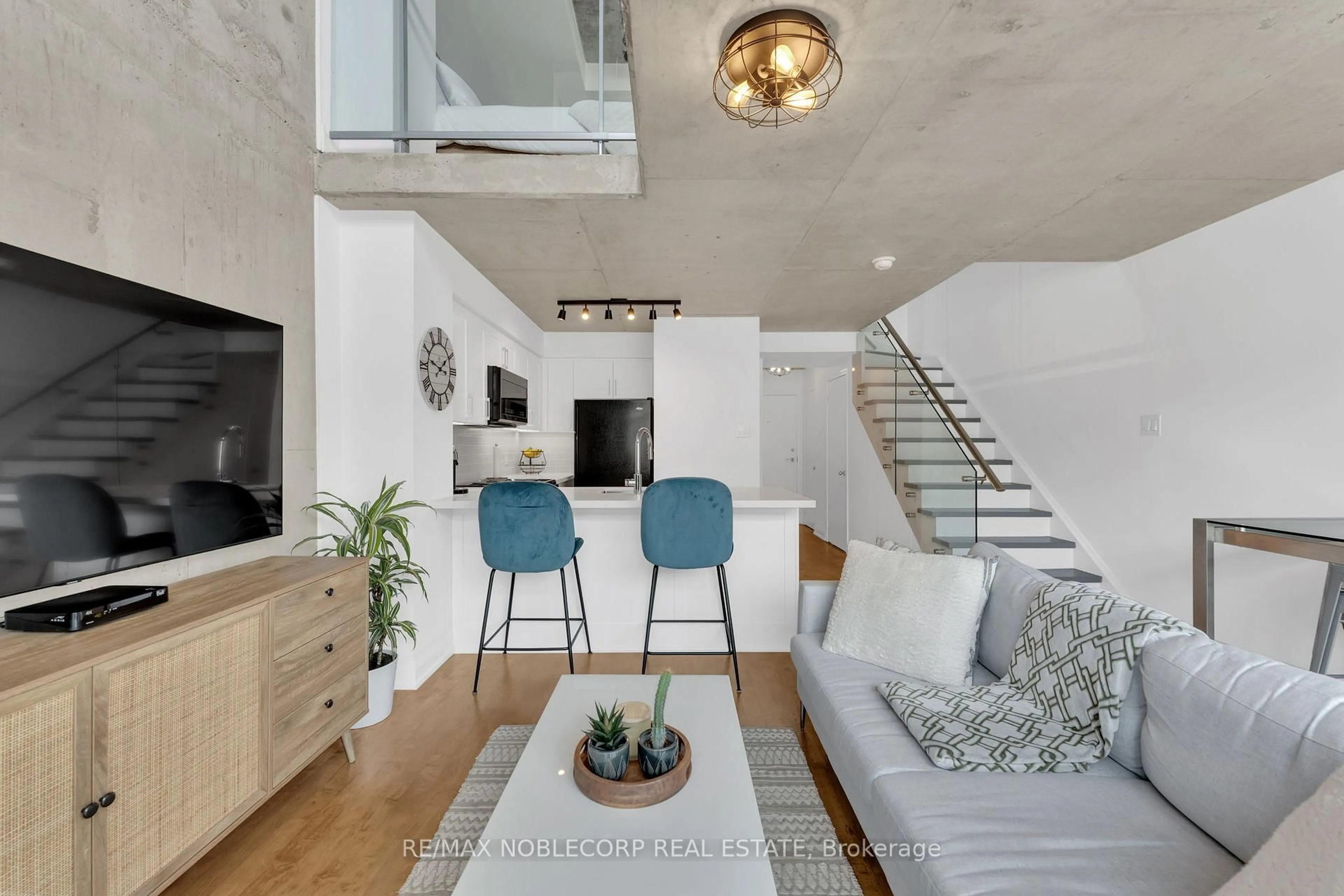 Living room with furniture, unknown for 954 King St #323, Toronto Ontario M6K 3L9