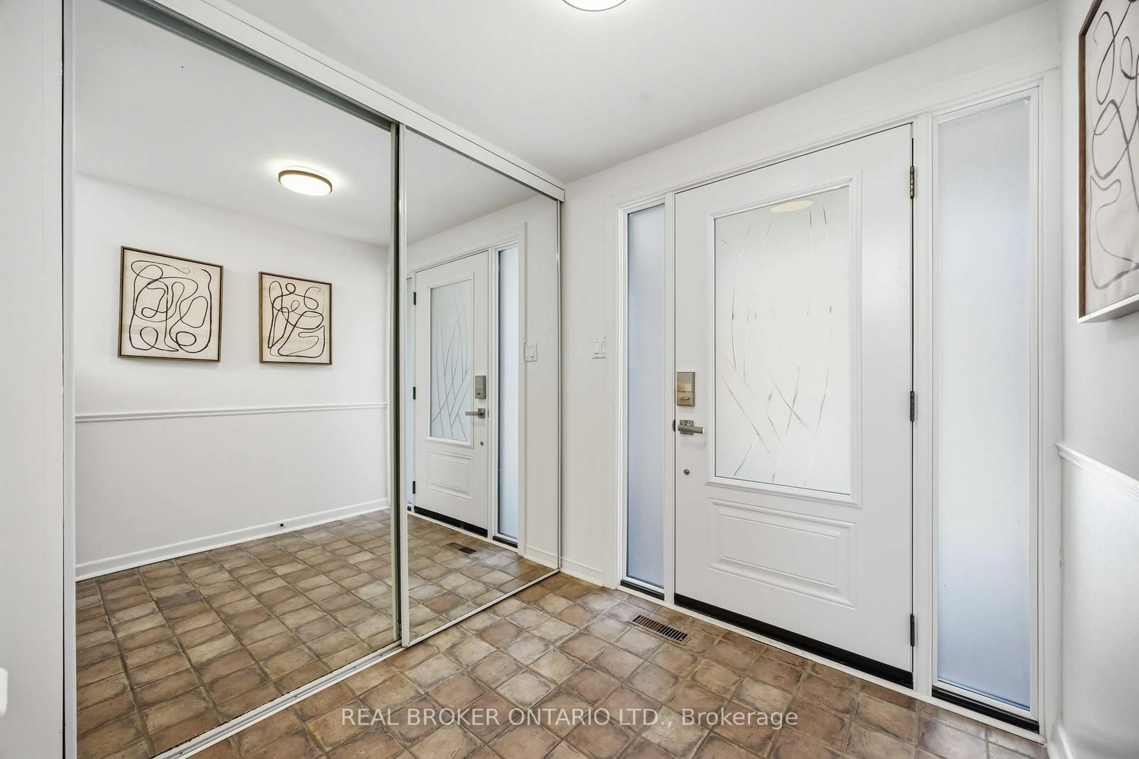 Indoor entryway for 5 Remora Royal Way, Toronto Ontario M2H 1L2