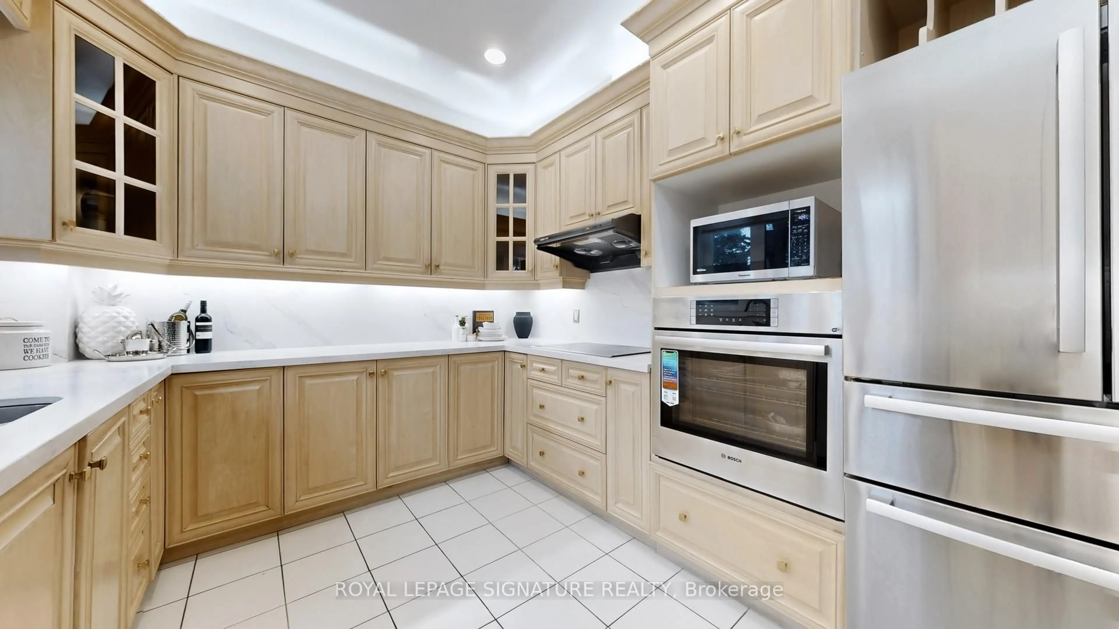 Standard kitchen, ceramic/tile floor for 346 Elmwood Ave, Toronto Ontario M2N 3N3