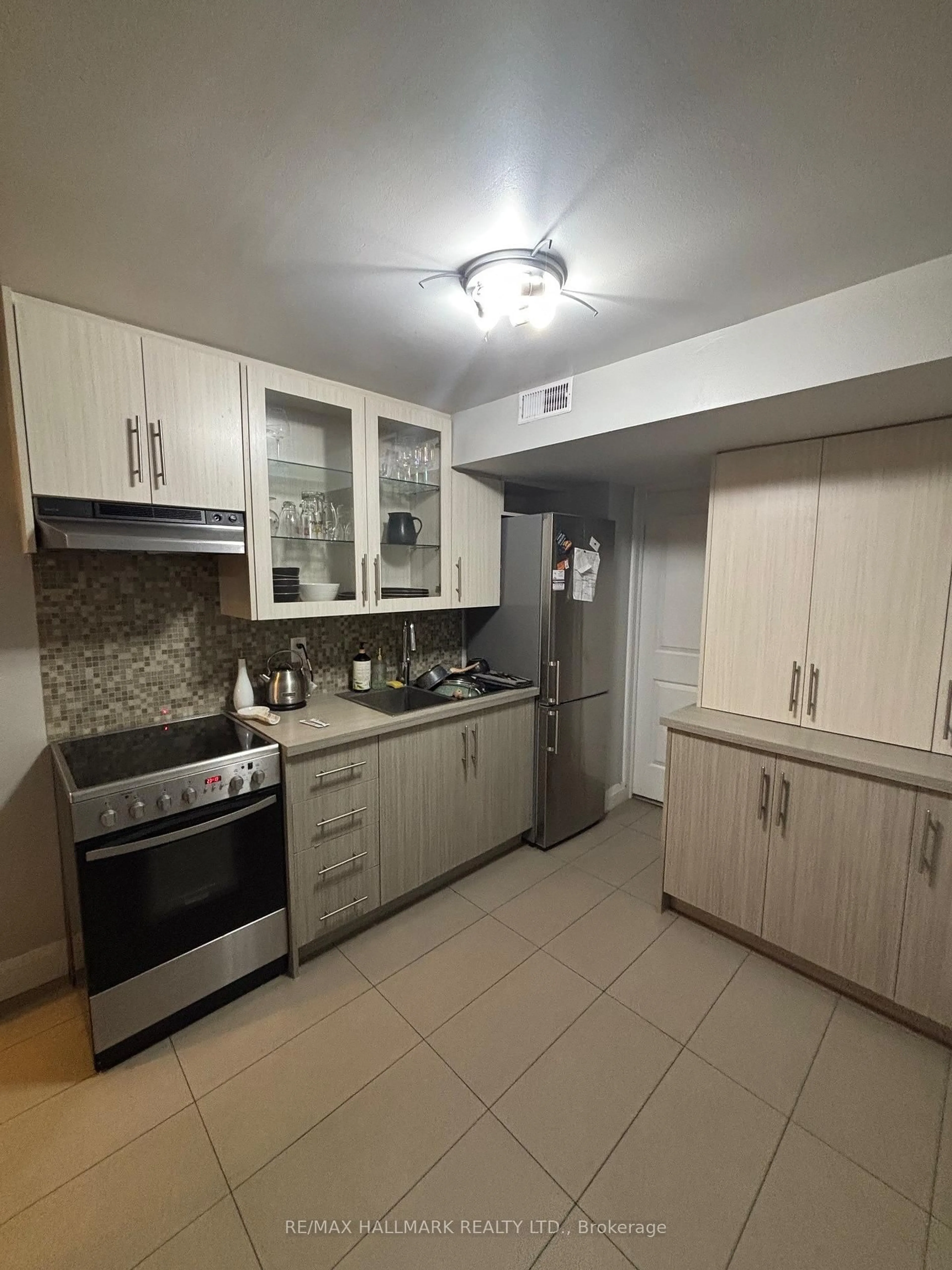 Standard kitchen, unknown for 97 Oriole Pkwy, Toronto Ontario M5P 2G7
