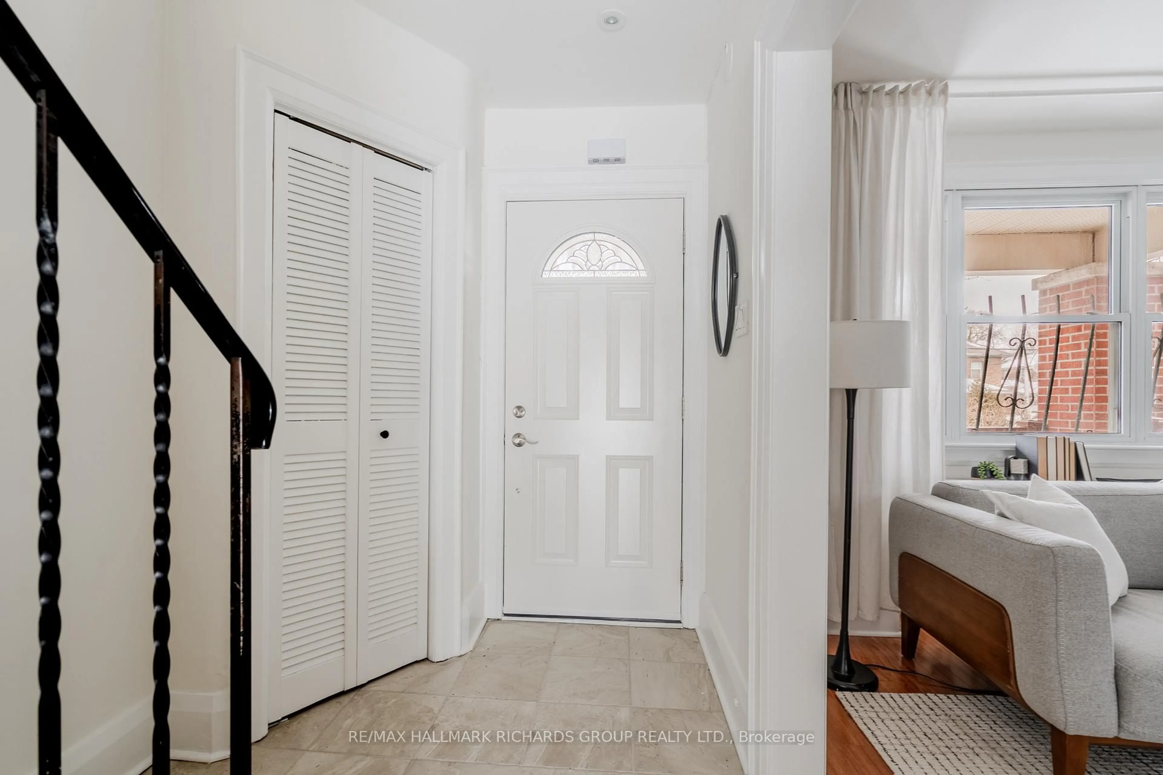 Indoor entryway for 71 Lawrence Ave, Toronto Ontario M5M 1A3