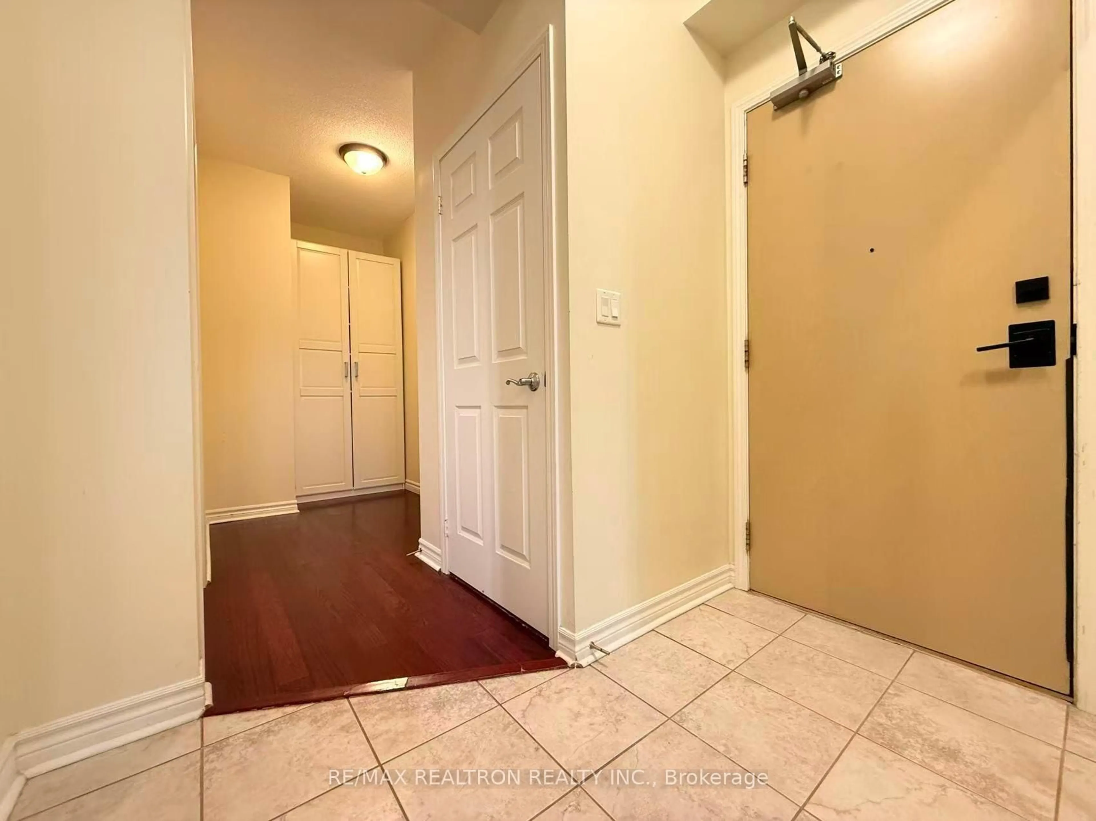 Indoor entryway for 18 Holmes Ave #1205, Toronto Ontario M2N 4L9