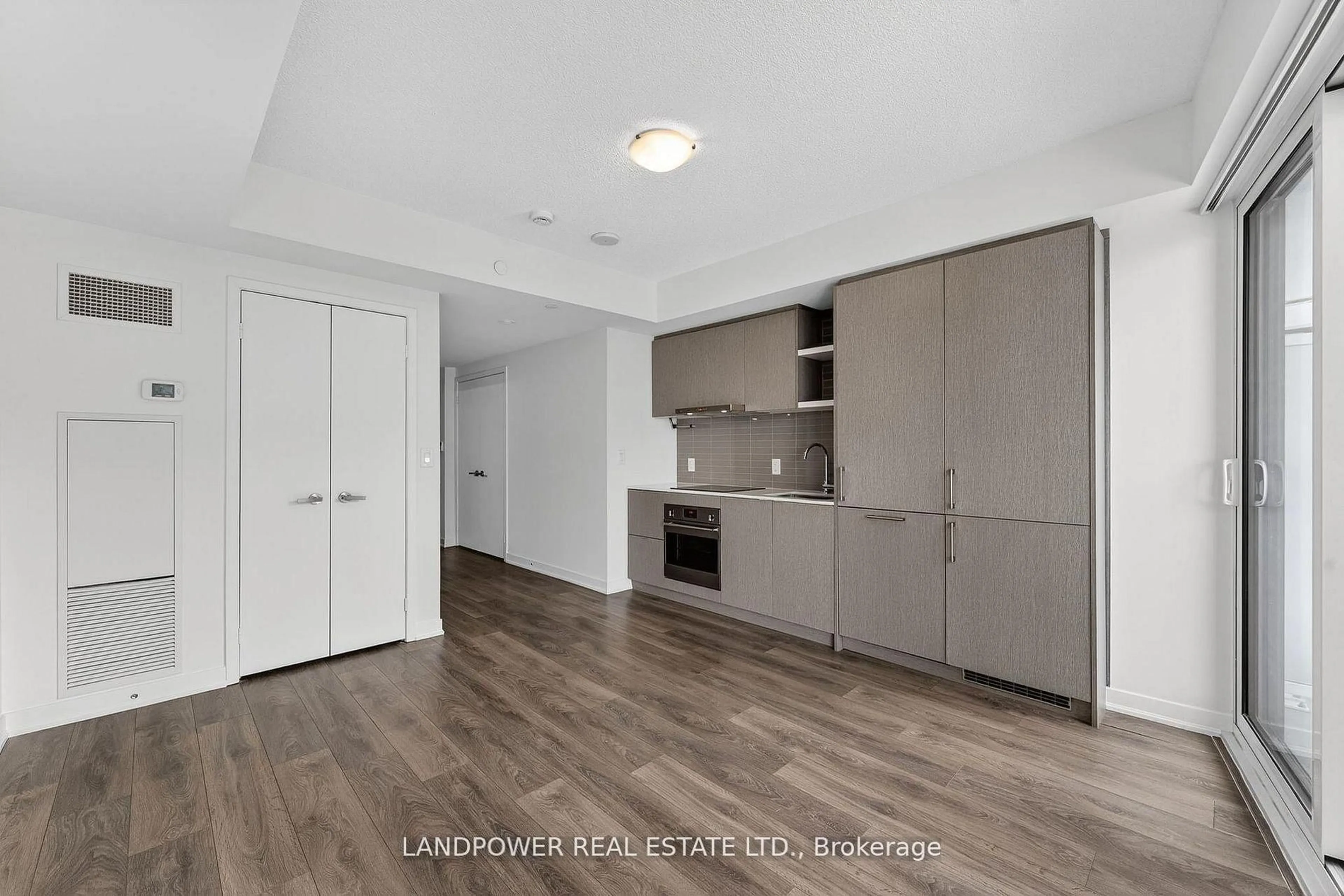 Standard kitchen, unknown for 100 Harbour St #1908, Toronto Ontario M5J 0B5