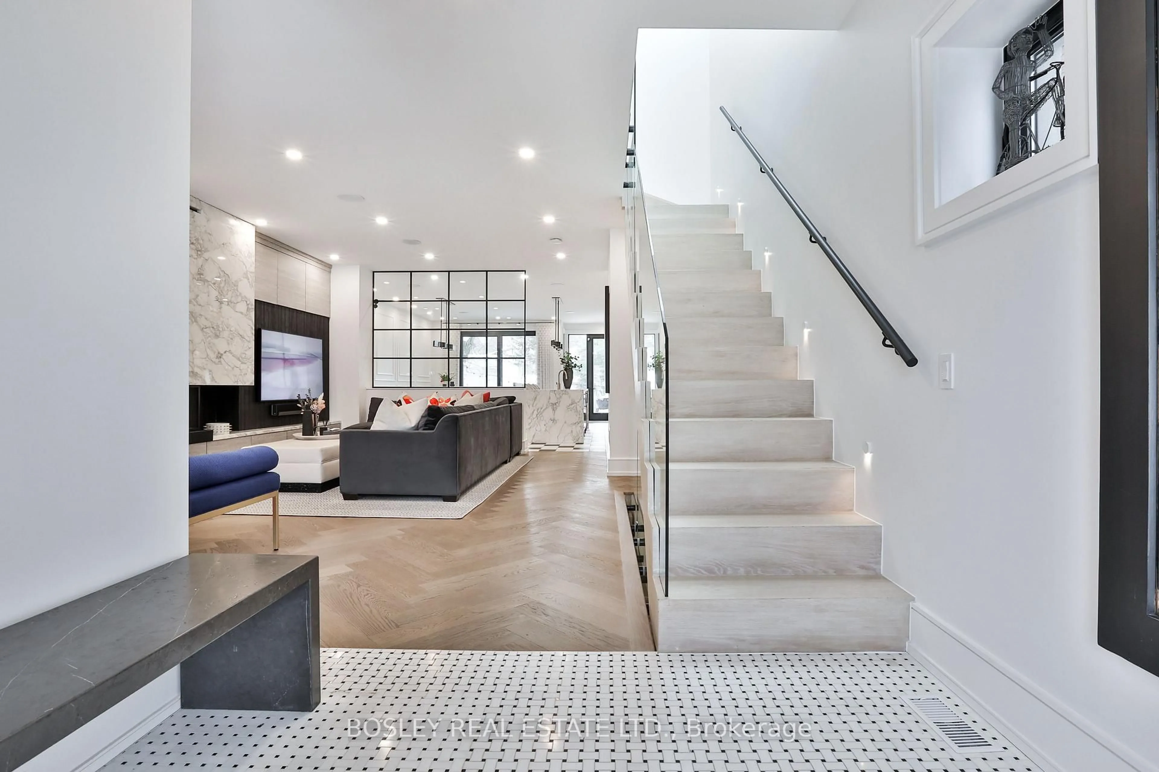 Unknown for 553 Davisville Ave, Toronto Ontario M4S 1J2