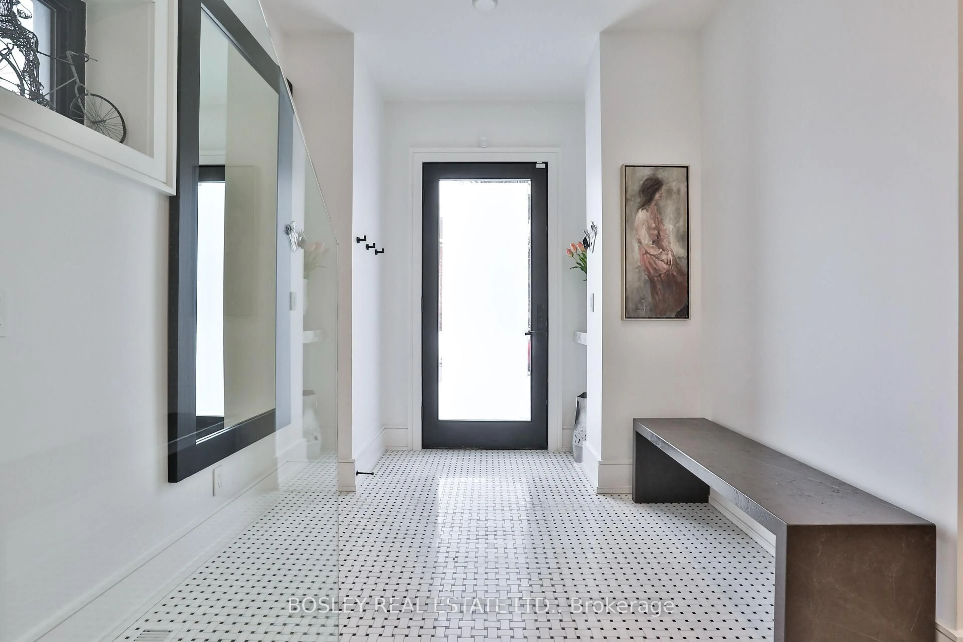 Indoor entryway for 553 Davisville Ave, Toronto Ontario M4S 1J2