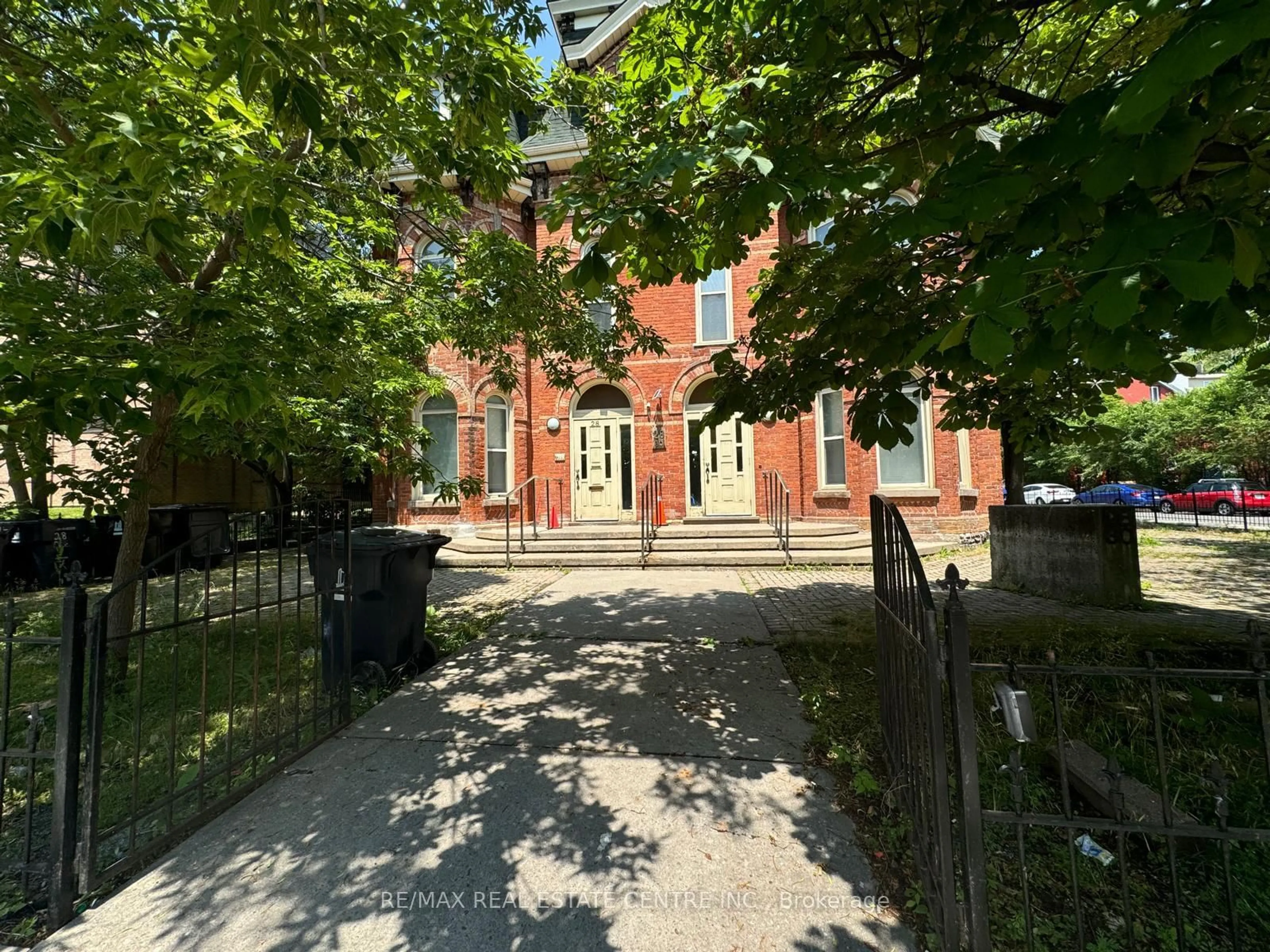 A pic from outside/outdoor area/front of a property/back of a property/a pic from drone, street for 28 Cecil St, Toronto Ontario M5T 1N3