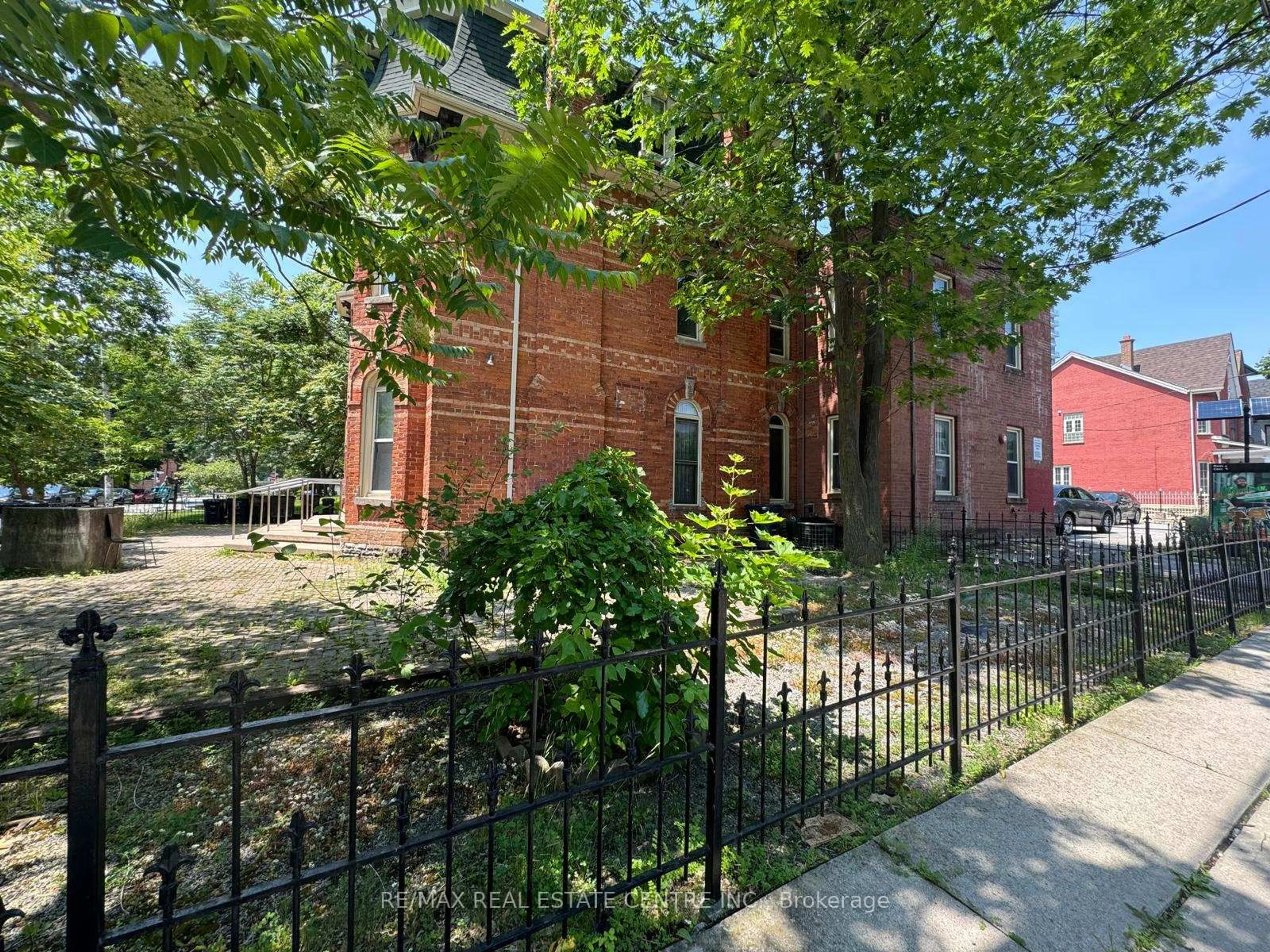 A pic from outside/outdoor area/front of a property/back of a property/a pic from drone, street for 28 Cecil St, Toronto Ontario M5T 1N3