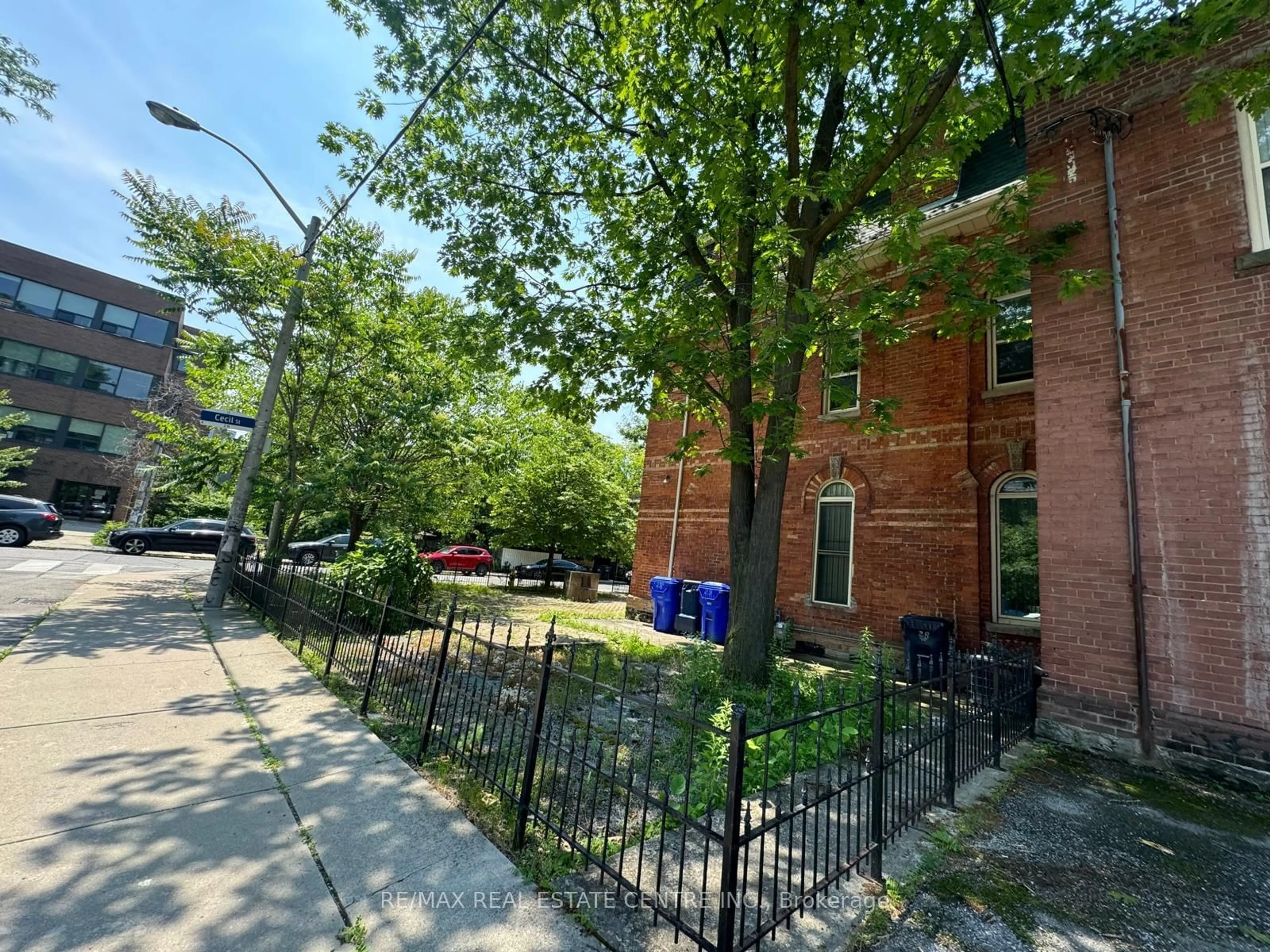 A pic from outside/outdoor area/front of a property/back of a property/a pic from drone, street for 28 Cecil St, Toronto Ontario M5T 1N3