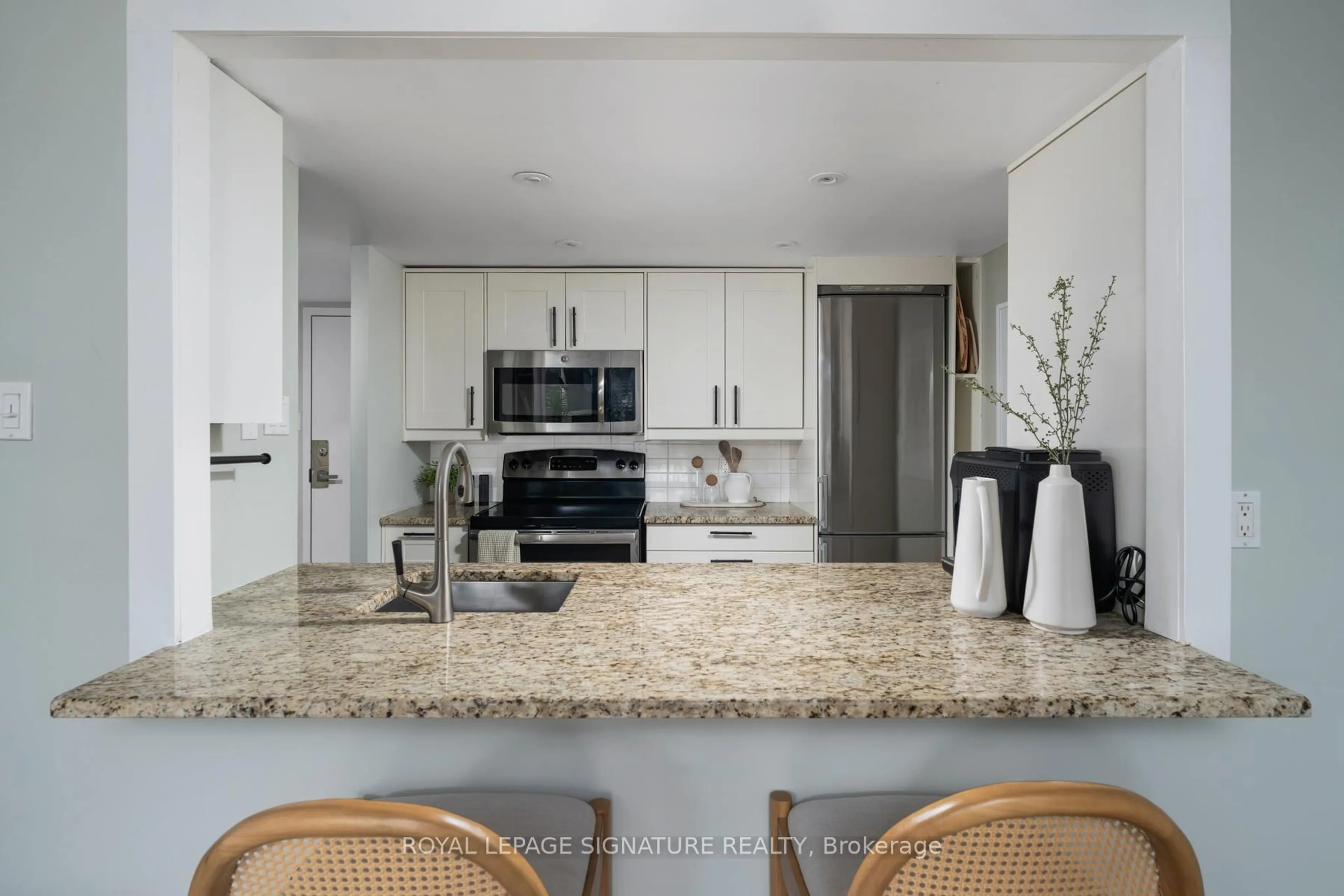 Open concept kitchen, ceramic/tile floor for 725 King St #903, Toronto Ontario M5V 2W9