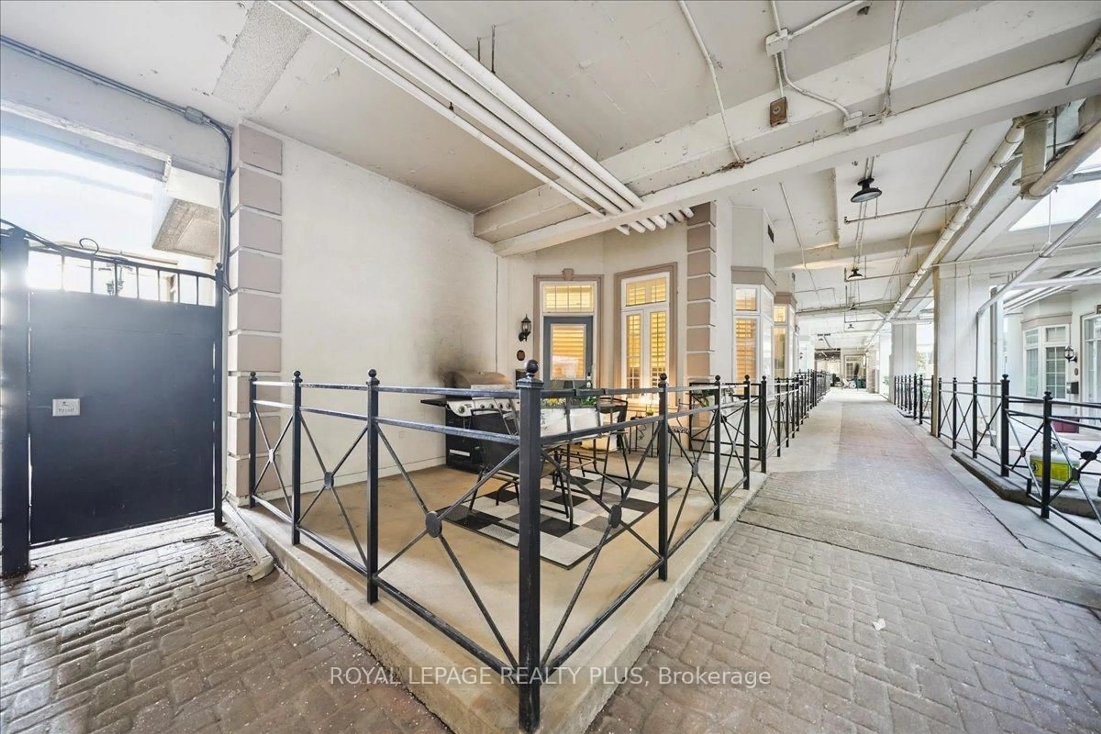 Indoor foyer for 71 McCaul St #121, Toronto Ontario M5T 2X1