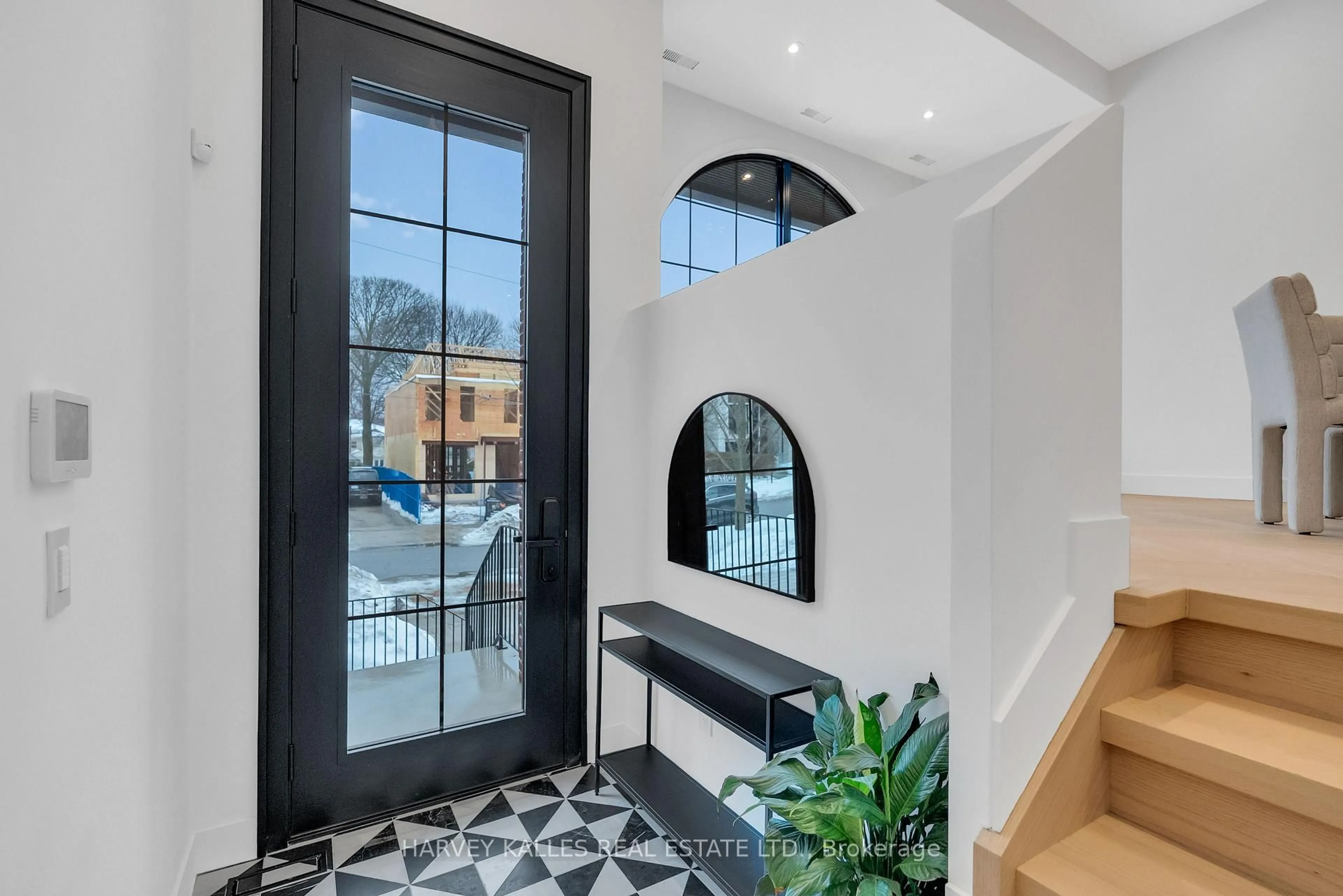 Indoor entryway for 101 Briar Hill Ave, Toronto Ontario M4R 1H8