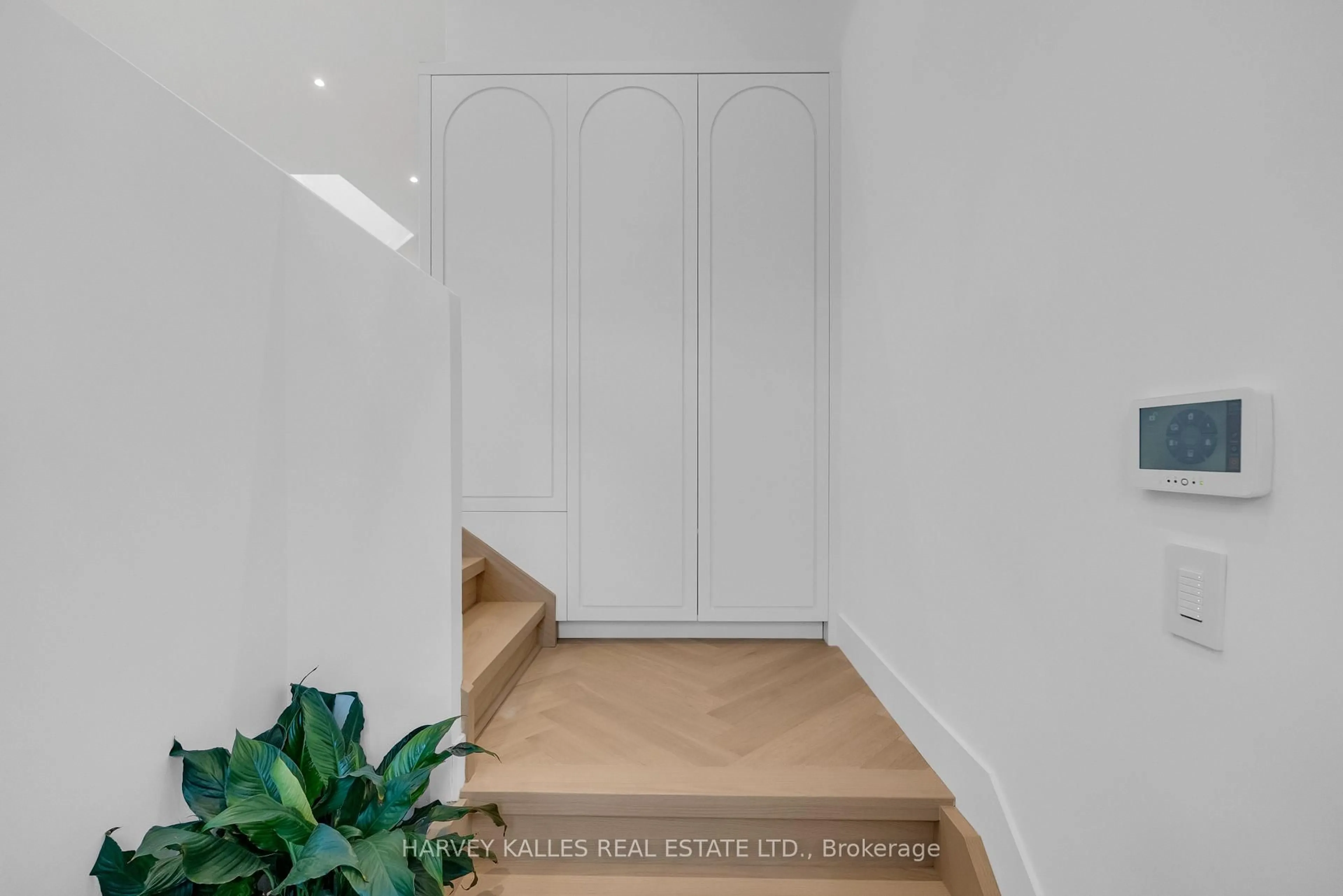 Indoor entryway for 101 Briar Hill Ave, Toronto Ontario M4R 1H8