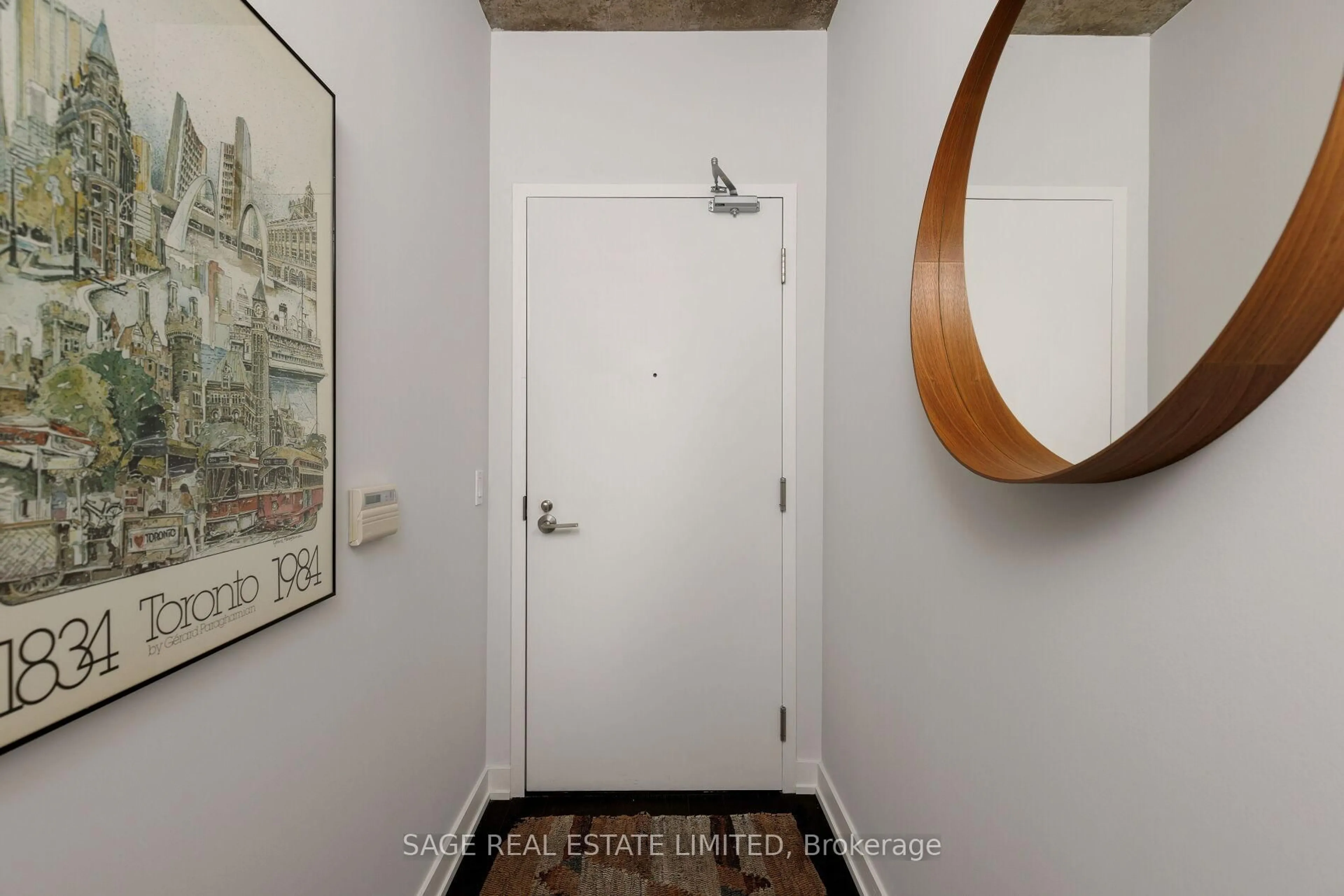 Indoor entryway for 1030 King St #613, Toronto Ontario M6K 3N3