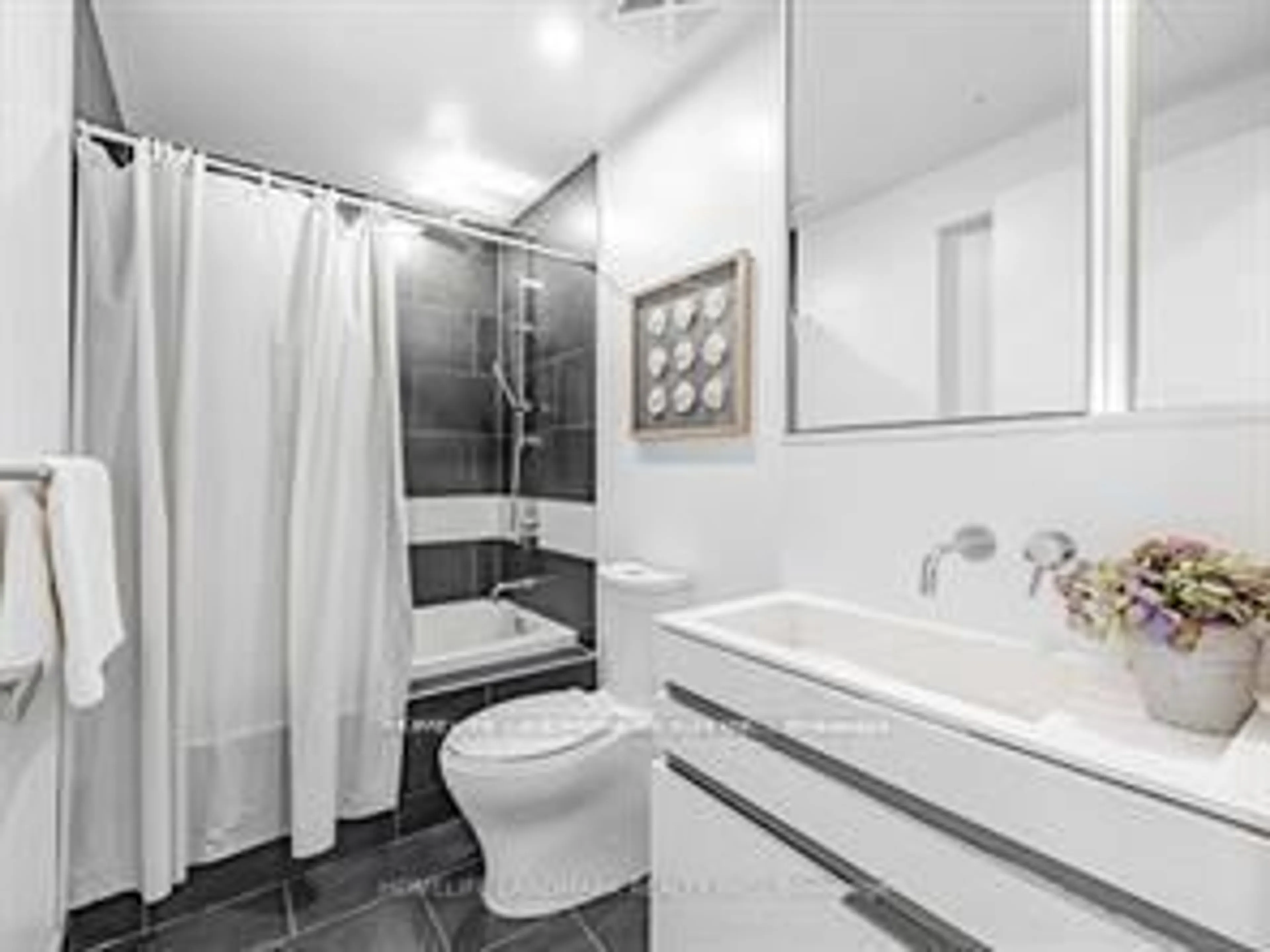 Standard bathroom, ceramic/tile floor for 197 Yonge St #4211, Toronto Ontario M5B 1M4