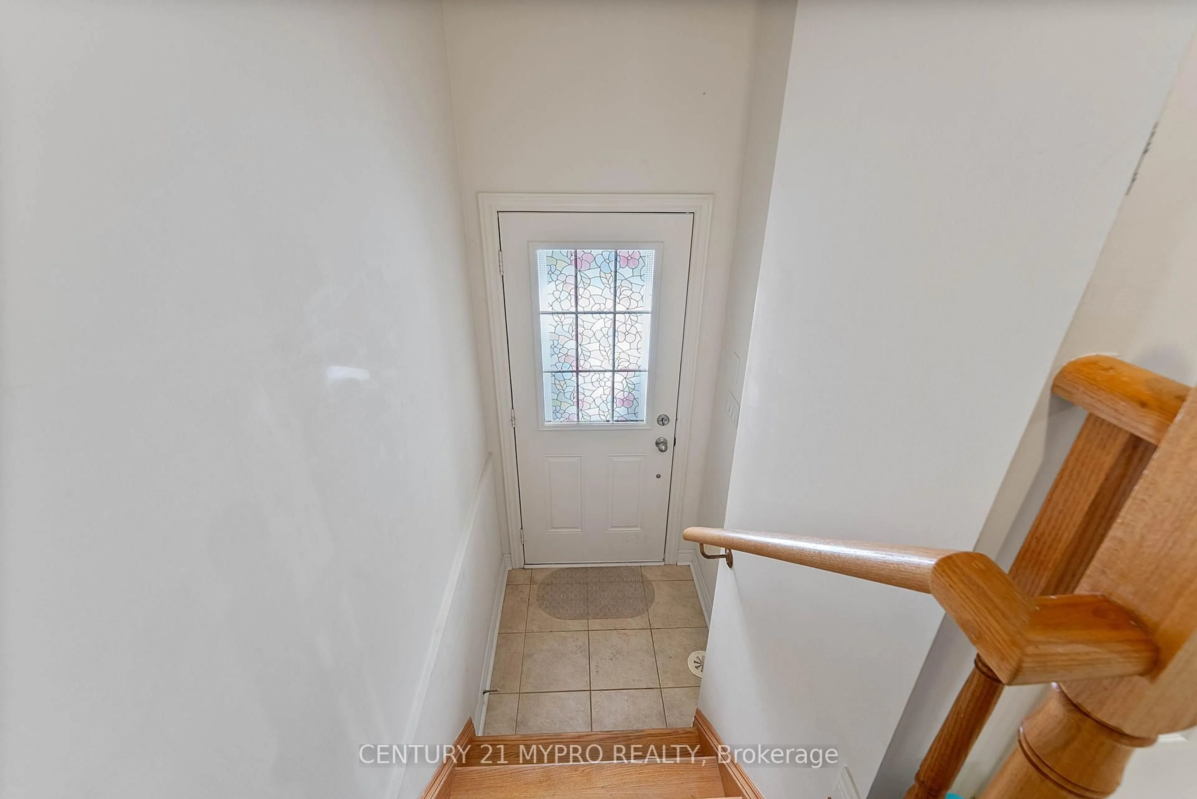 Indoor entryway for 175B Finch Ave, Toronto Ontario M2N 4R8