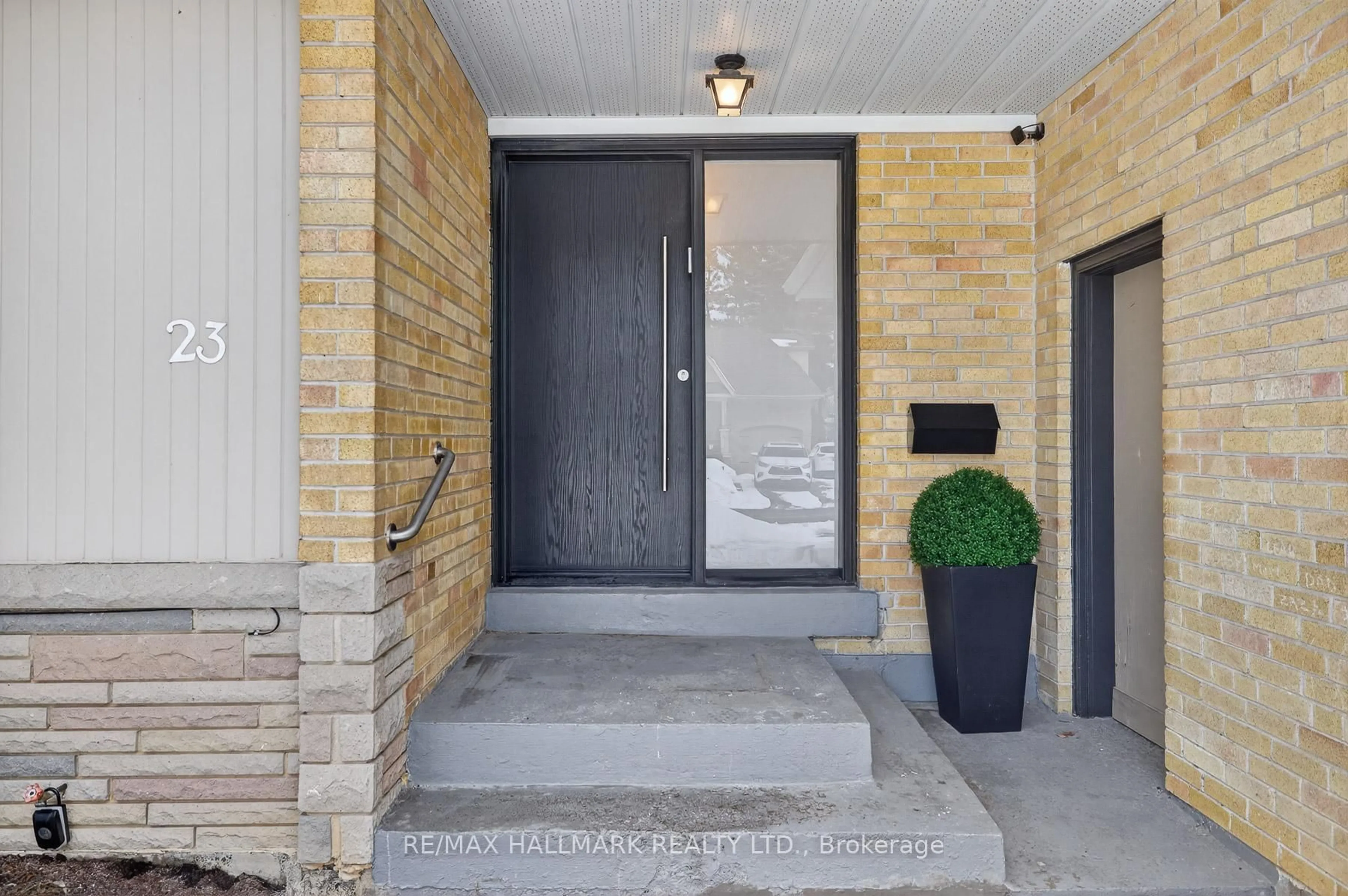 Indoor entryway for 23 Acton Ave, Toronto Ontario M3H 4G6